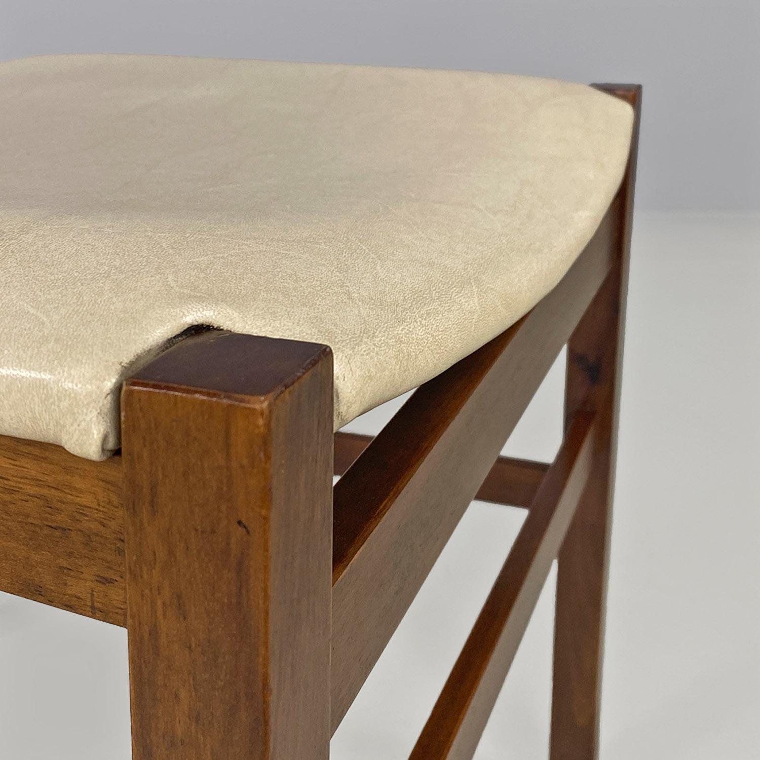 Sedia italiana moderna di metà secolo in legno con seduta quadrata in pelle, anni '60 in vendita 2