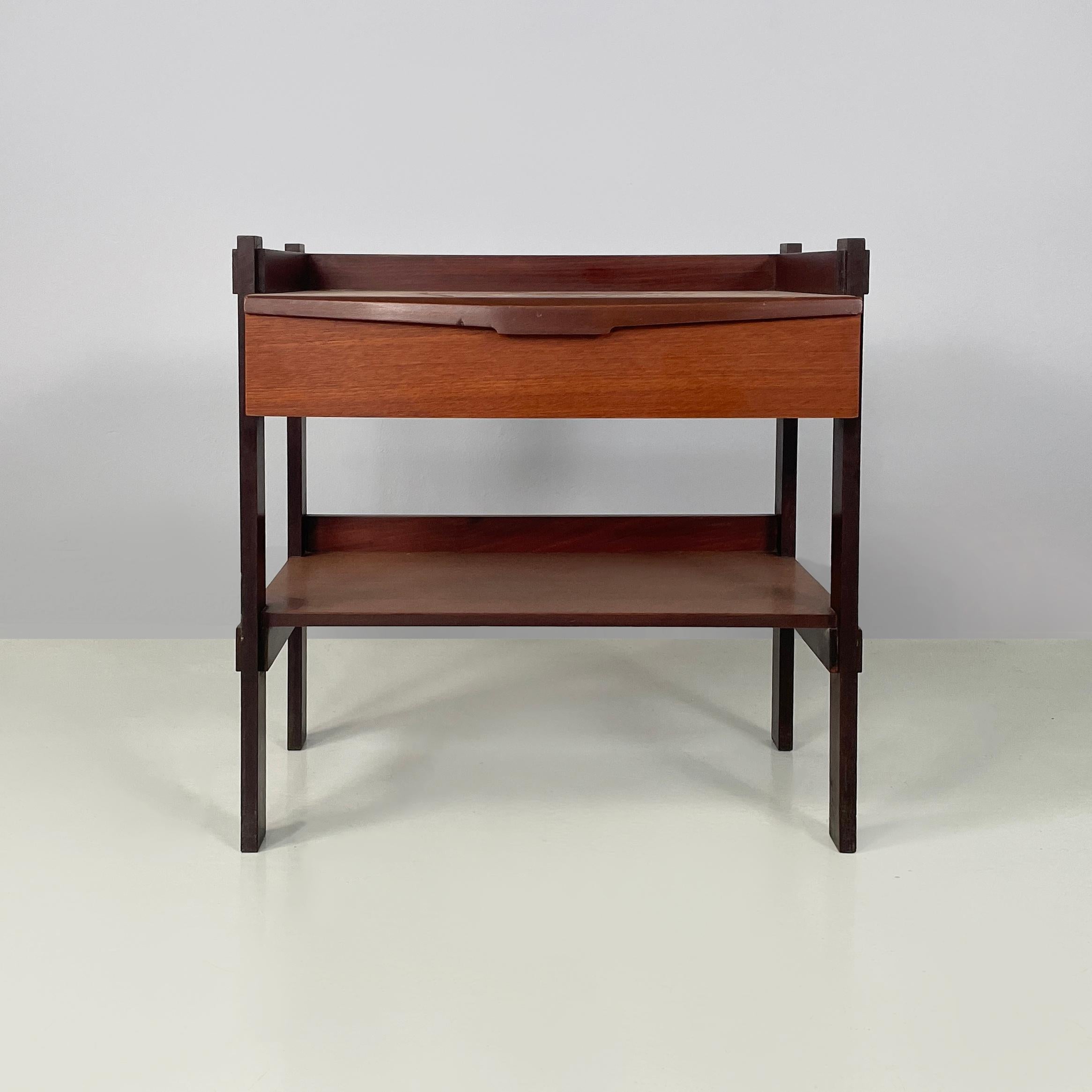 Italienischer moderner Holz-Couchtisch aus der Mitte des Jahrhunderts mit Regalen und Schublade, 1960er Jahre (Moderne der Mitte des Jahrhunderts) im Angebot