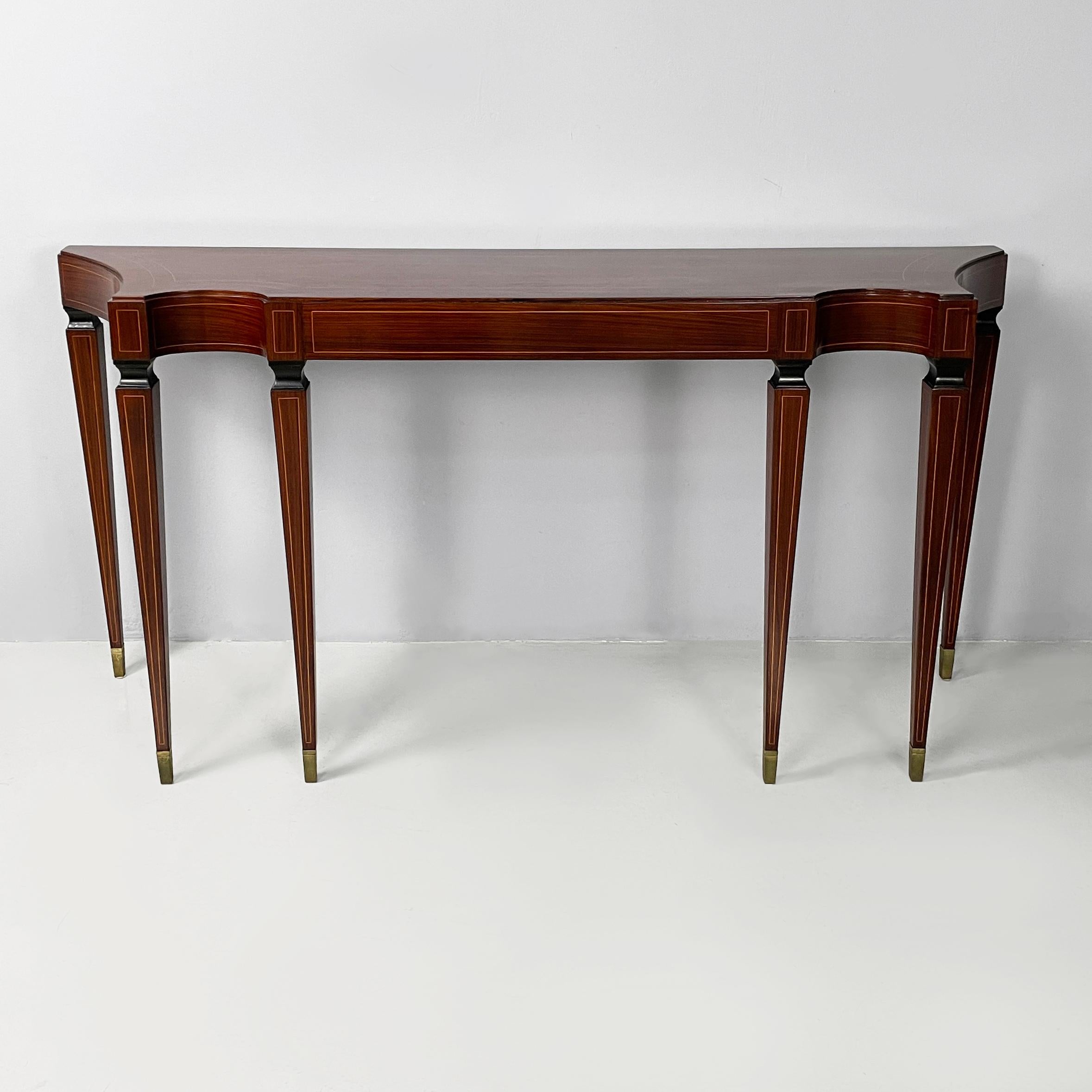 Console italienne en bois avec pieds en laiton, années 1950
Console en bois avec un plateau en forme, qui a un décor en bois clair. Les six pieds en bois sont décorés de bois clair et de pieds carrés en laiton.
1950s
Bon état. Légers signes de