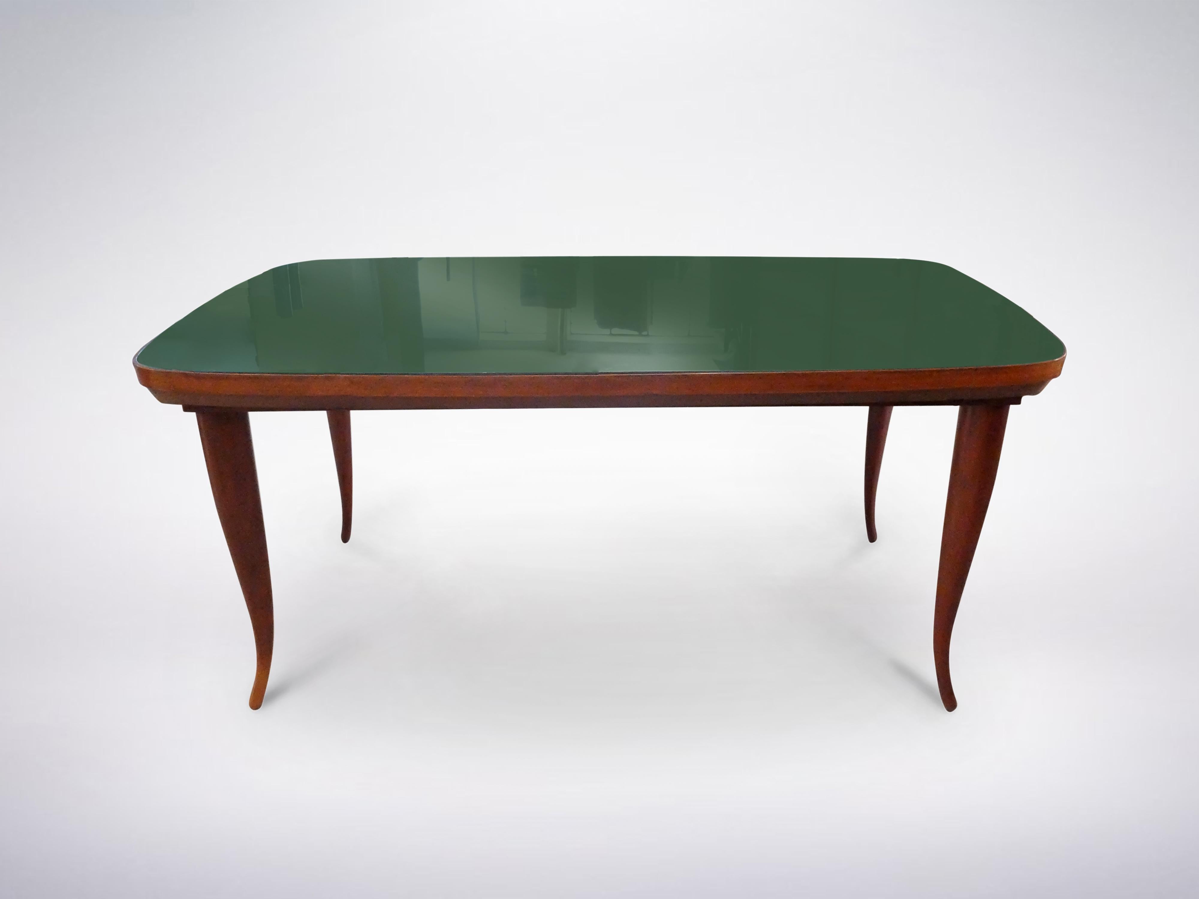 Italienischer moderner Holz-Esstisch aus der Mitte des Jahrhunderts mit grüner Glasplatte, um 1950 (Moderne der Mitte des Jahrhunderts) im Angebot