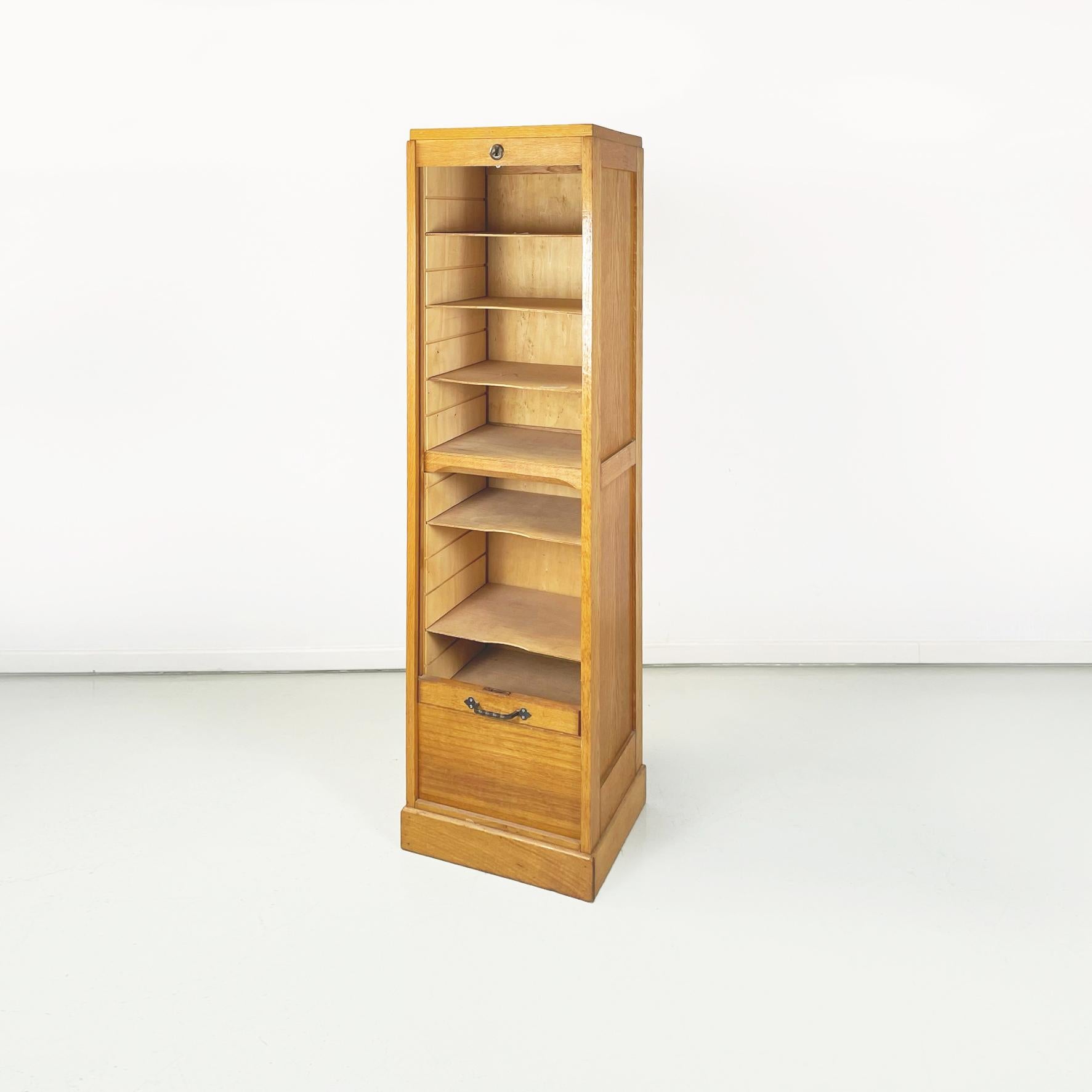 Italienische Mid-Century Modern Holz Büro Ablage Kabine Archiv Kommode, 1940er Jahre
Büro-Aktenschrank mit rechteckigem Sockel aus hellem Holz. Auf der Vorderseite befinden sich mehrere Regale mit Klappenöffnung. Der Öffnungsgriff ist aus