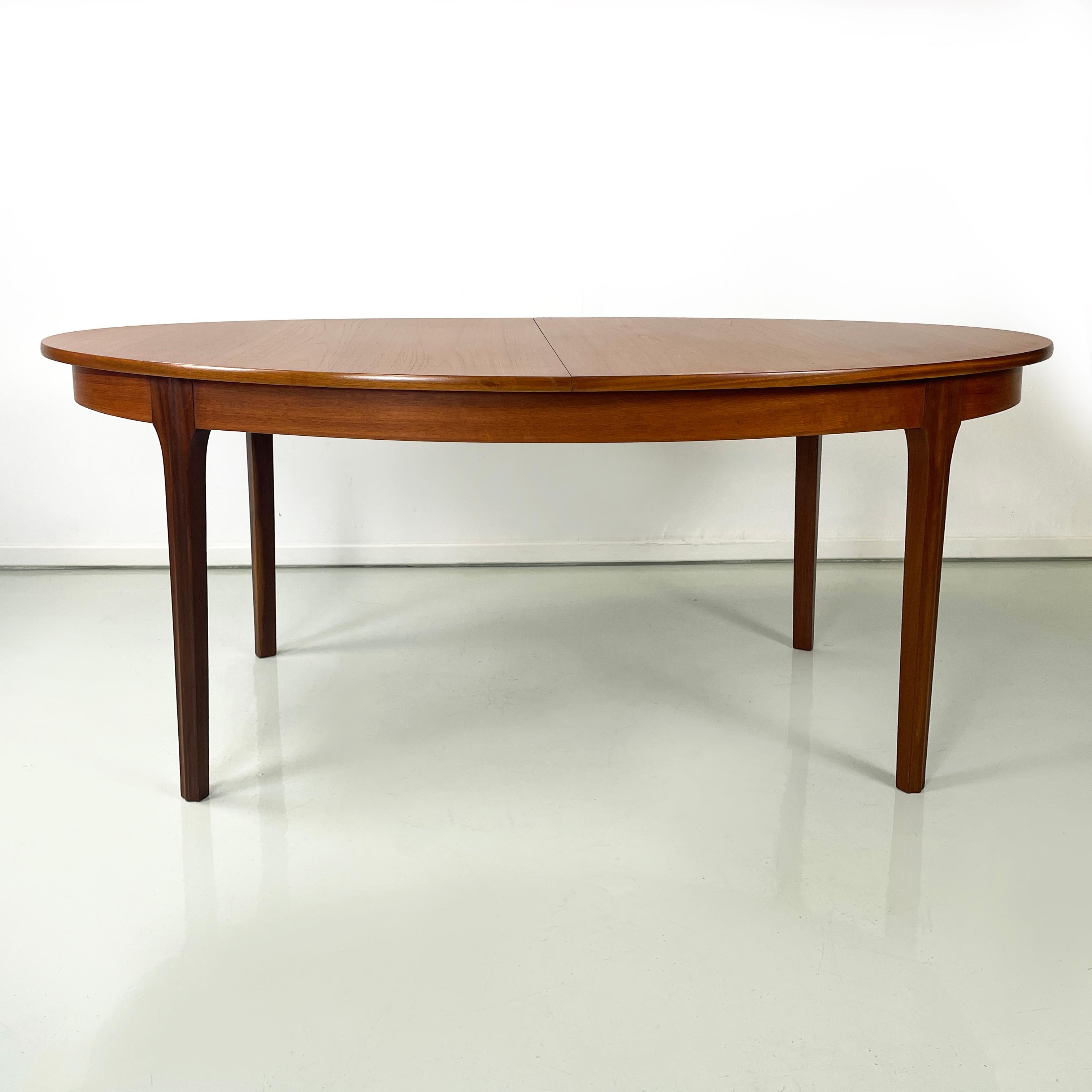 Italian mid-century modern Wooden oval dining table with extensions, 1960s
Dining table with oval, embossed and extendable top, entirely in solid wood. The two extensions are extractable in the centre.
1960 approx. S-form label present under the