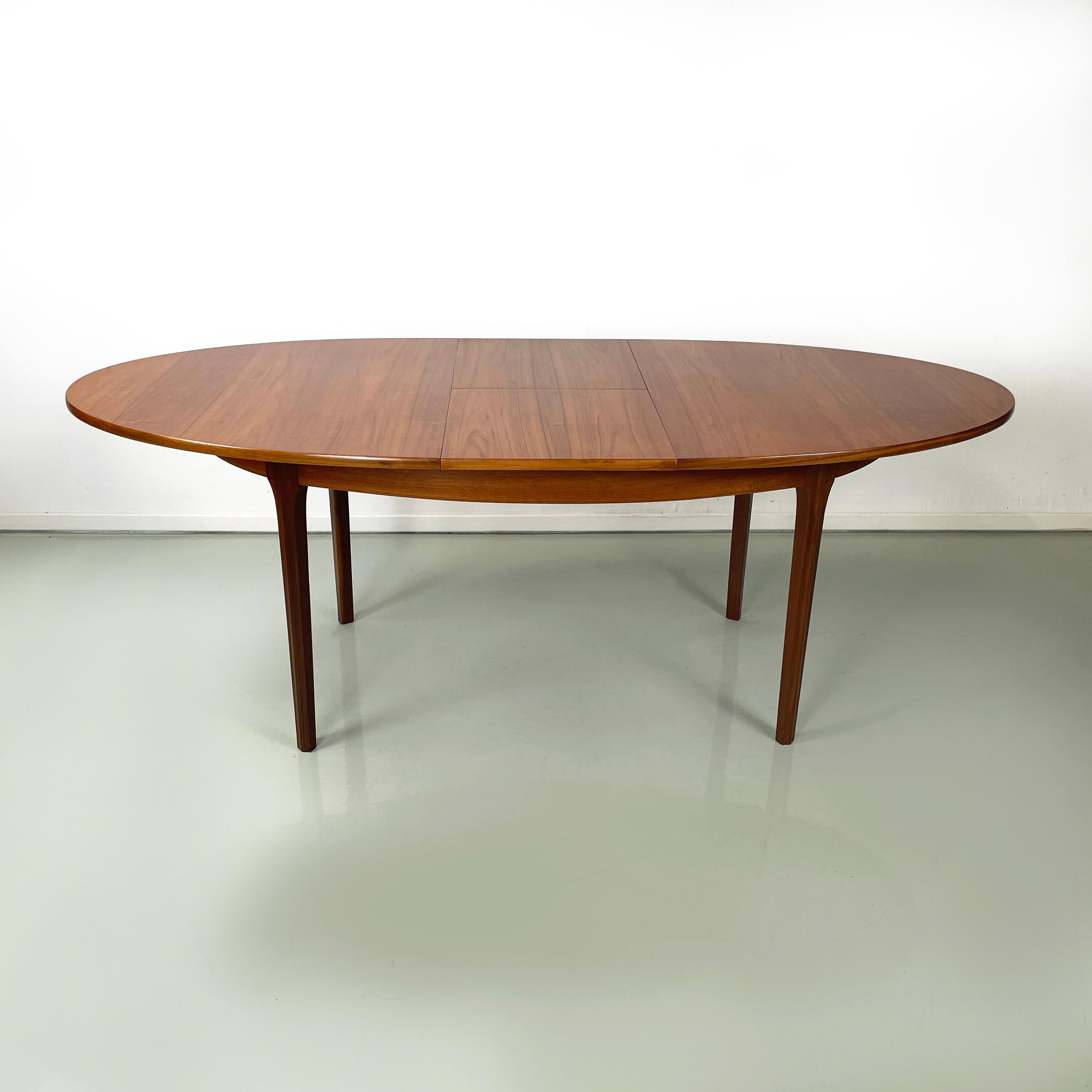 Italian mid-century modern Wooden oval dining table with extensions, 1960s In Good Condition In MIlano, IT