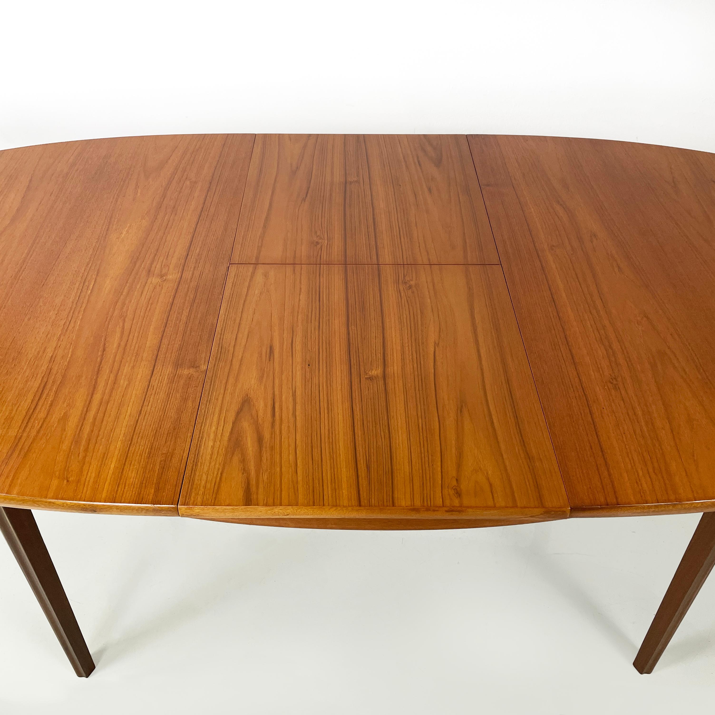 Italian mid-century modern Wooden oval dining table with extensions, 1960s 4