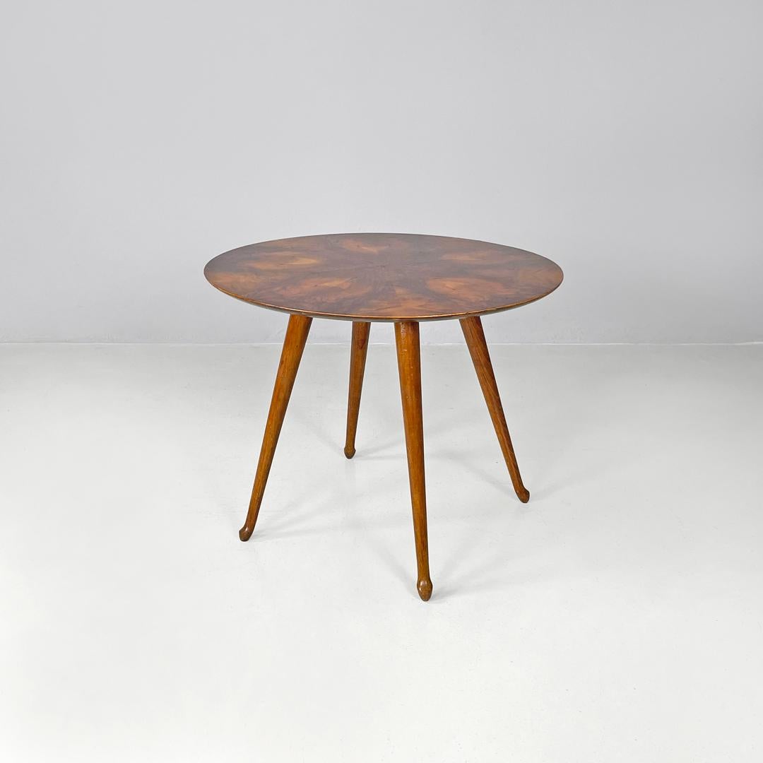 Italienischer moderner runder Holztisch aus der Mitte des Jahrhunderts mit gravierten Linien, 1950er Jahre 
Runder Couchtisch aus Holz. In die Platte sind geometrische Linien eingraviert, die zehn 