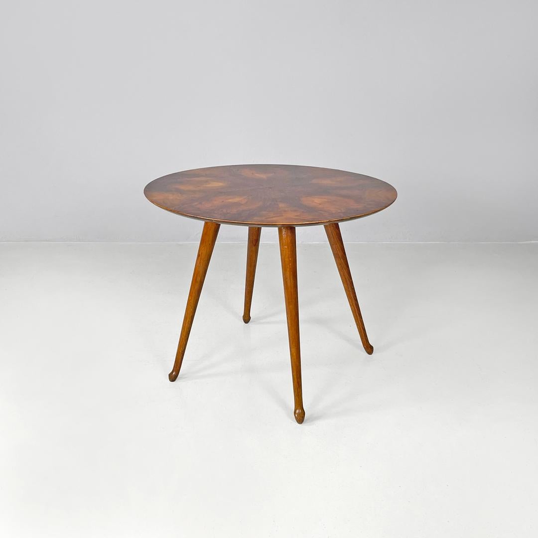 Table basse ronde en bois italien de style The Modernity avec lignes gravées, années 1950 
Table basse ronde en bois. Le plateau présente des lignes géométriques gravées qui forment dix 