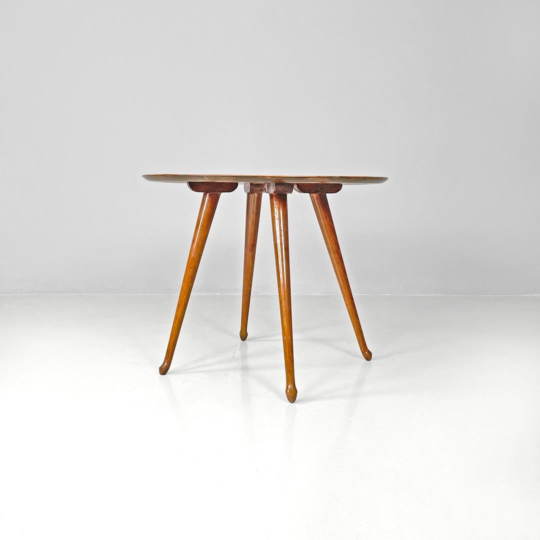 Italienischer moderner runder Holztisch aus der Mitte des Jahrhunderts mit gravierten Linien, 1950er Jahre  (Moderne der Mitte des Jahrhunderts) im Angebot