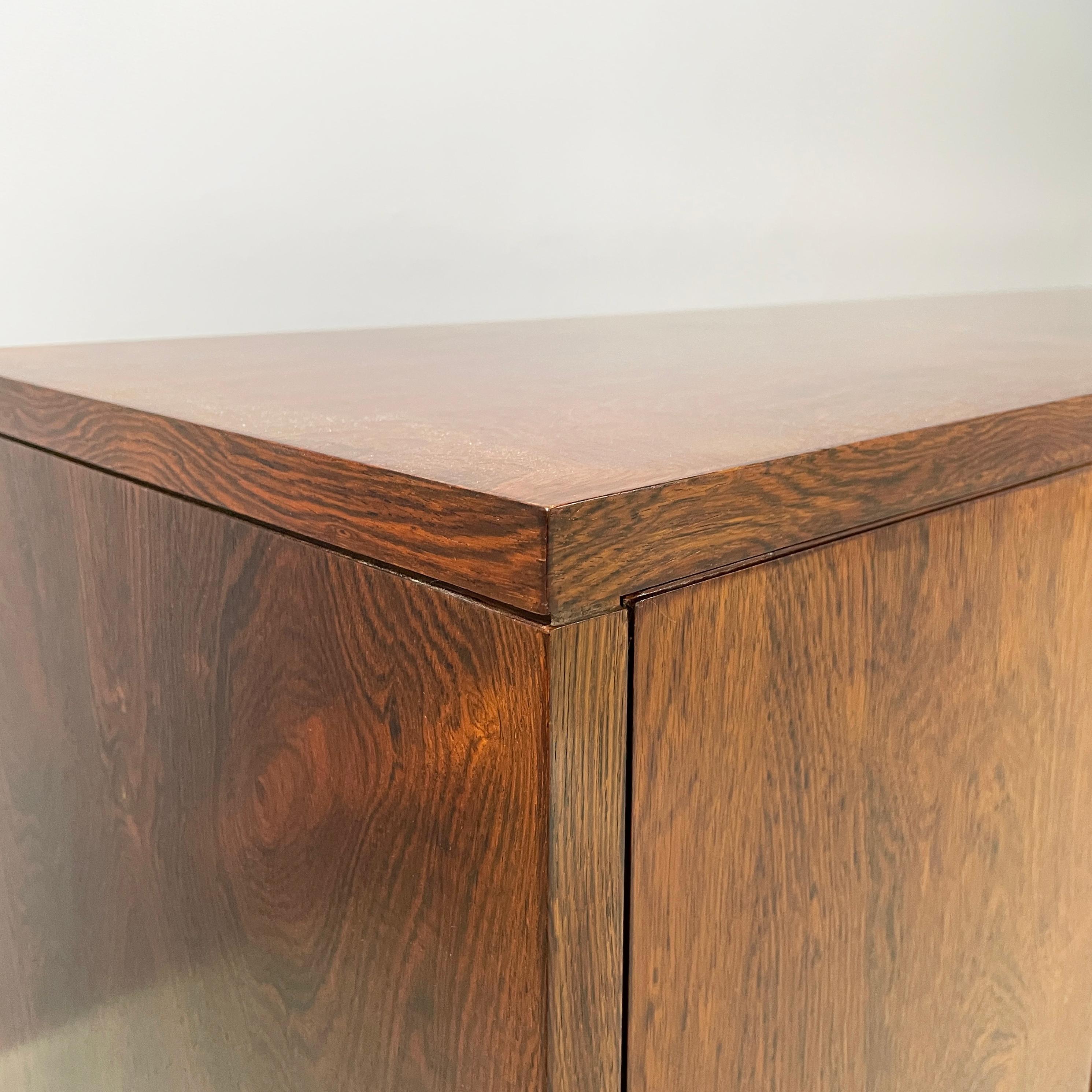 Italienisches Sideboard aus Holz mit Schubladen und Regalen, 1960er Jahre im Zustand „Gut“ im Angebot in MIlano, IT