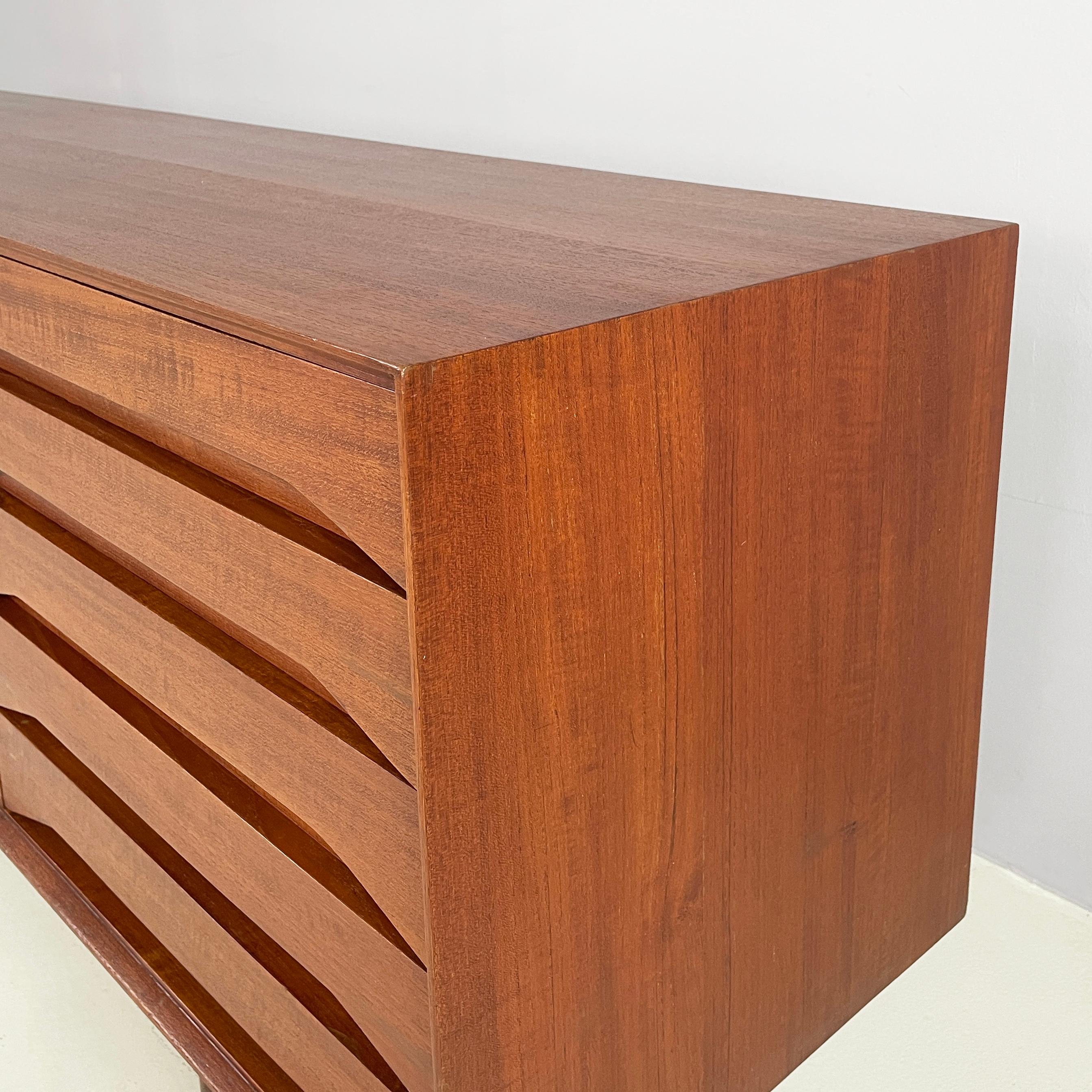 Buffet italien moderne du milieu du siècle dernier avec tiroirs et portes coulissantes des années 1960 en vente 5