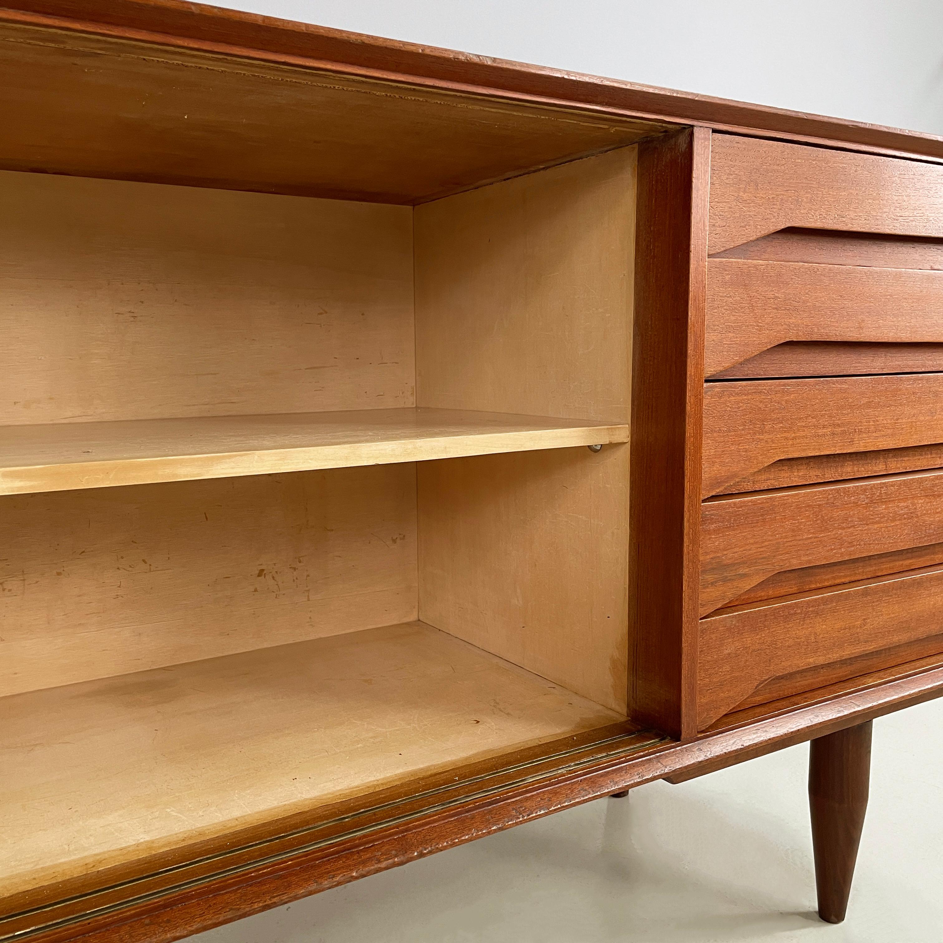 Buffet italien moderne du milieu du siècle dernier avec tiroirs et portes coulissantes des années 1960 en vente 6