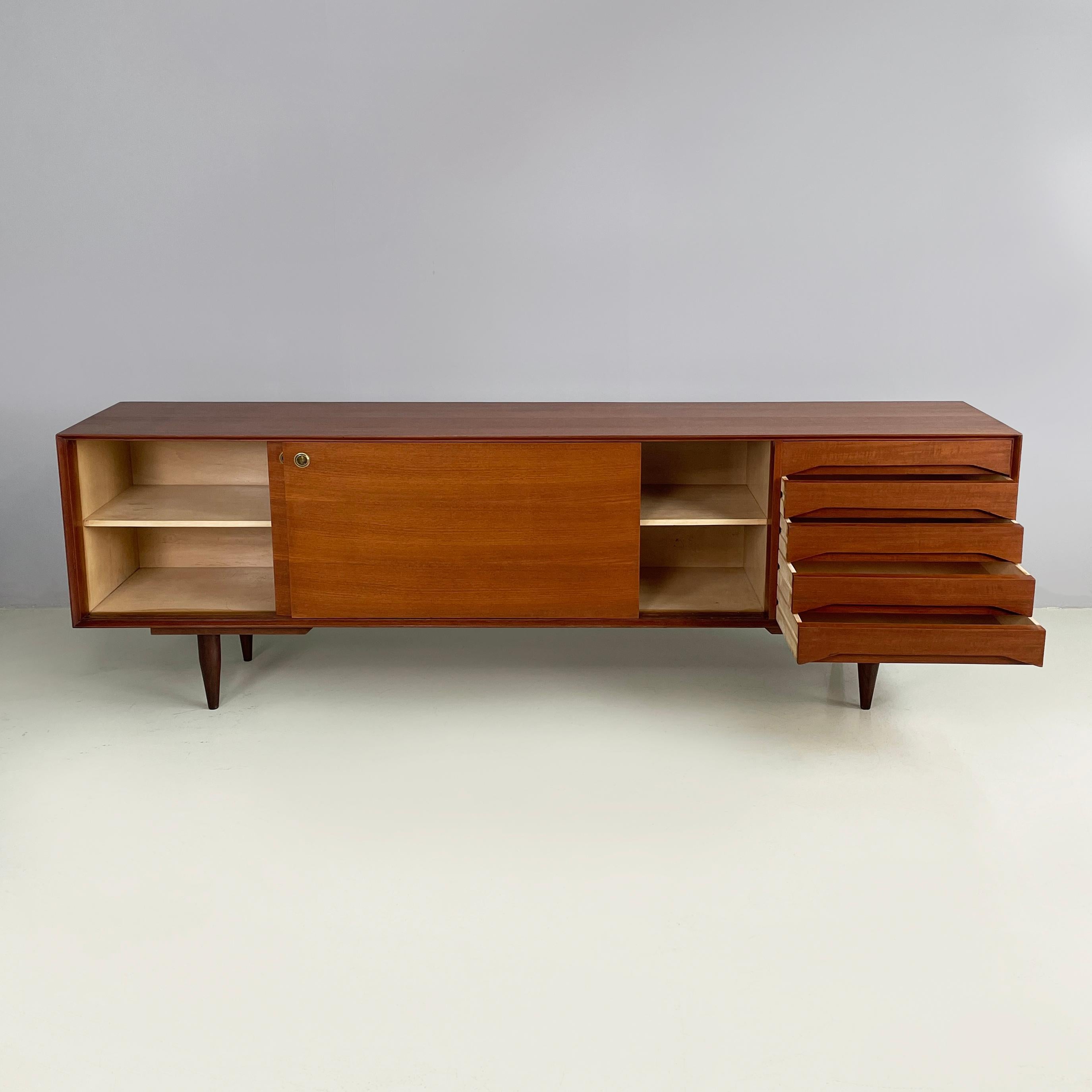 Mid-Century Modern Buffet italien moderne du milieu du siècle dernier avec tiroirs et portes coulissantes des années 1960 en vente