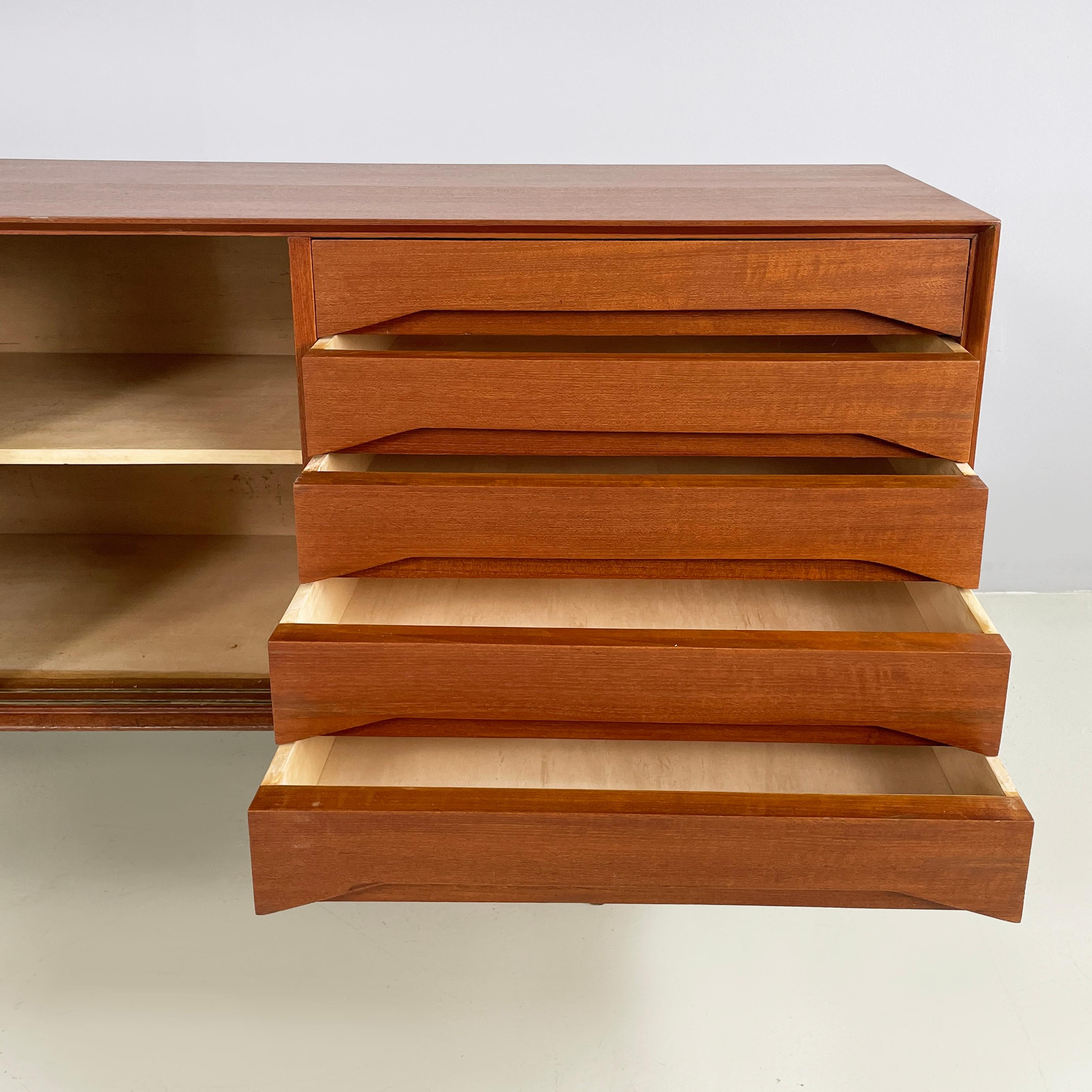 Milieu du XXe siècle Buffet italien moderne du milieu du siècle dernier avec tiroirs et portes coulissantes des années 1960 en vente
