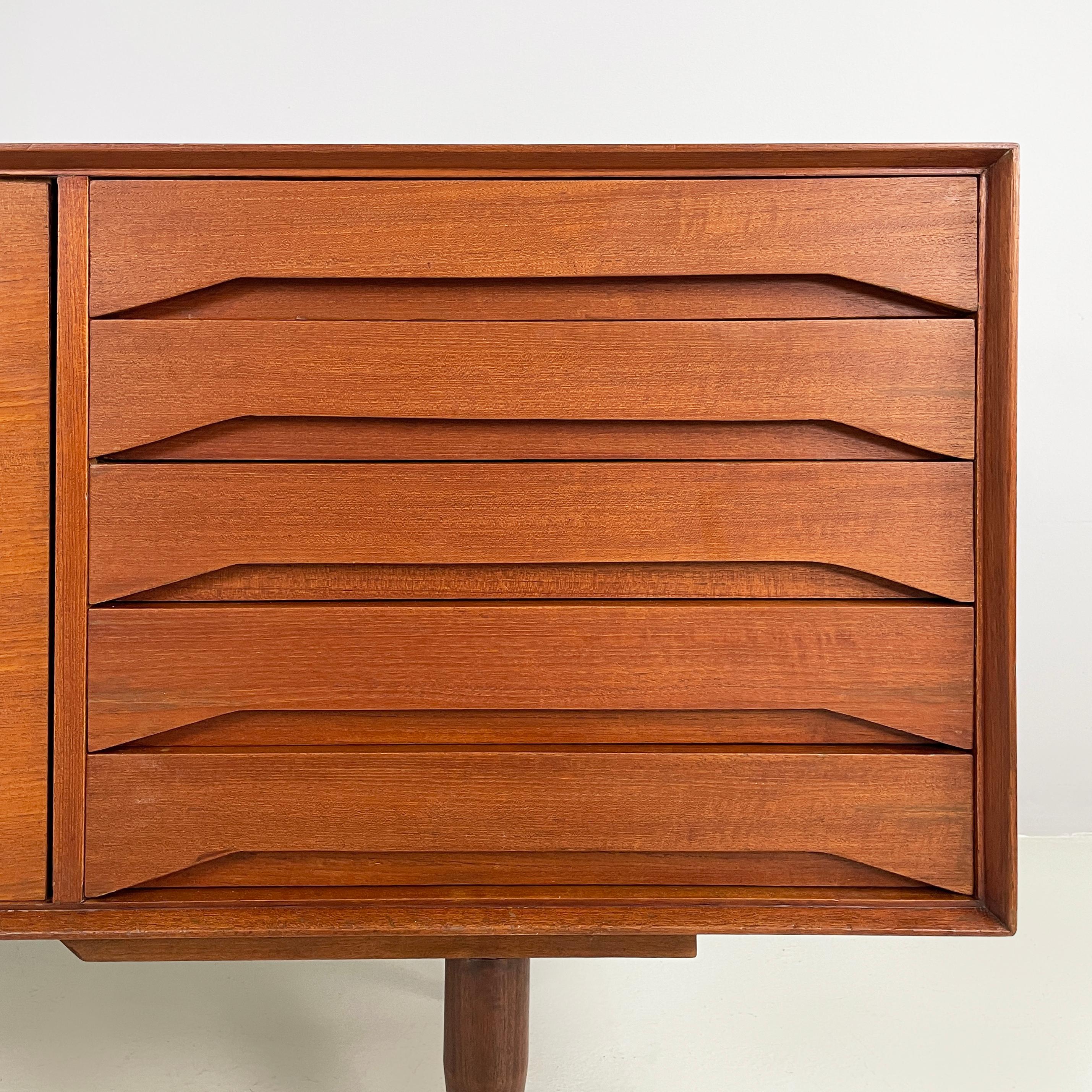 Bois Buffet italien moderne du milieu du siècle dernier avec tiroirs et portes coulissantes des années 1960 en vente