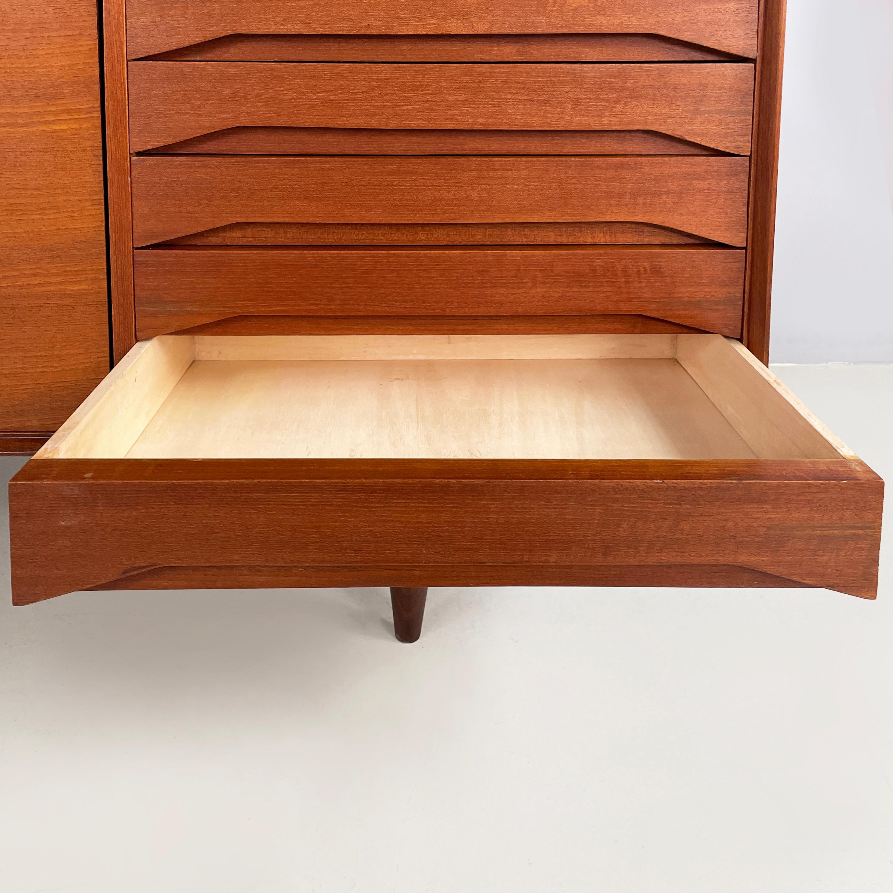 Buffet italien moderne du milieu du siècle dernier avec tiroirs et portes coulissantes des années 1960 en vente 1