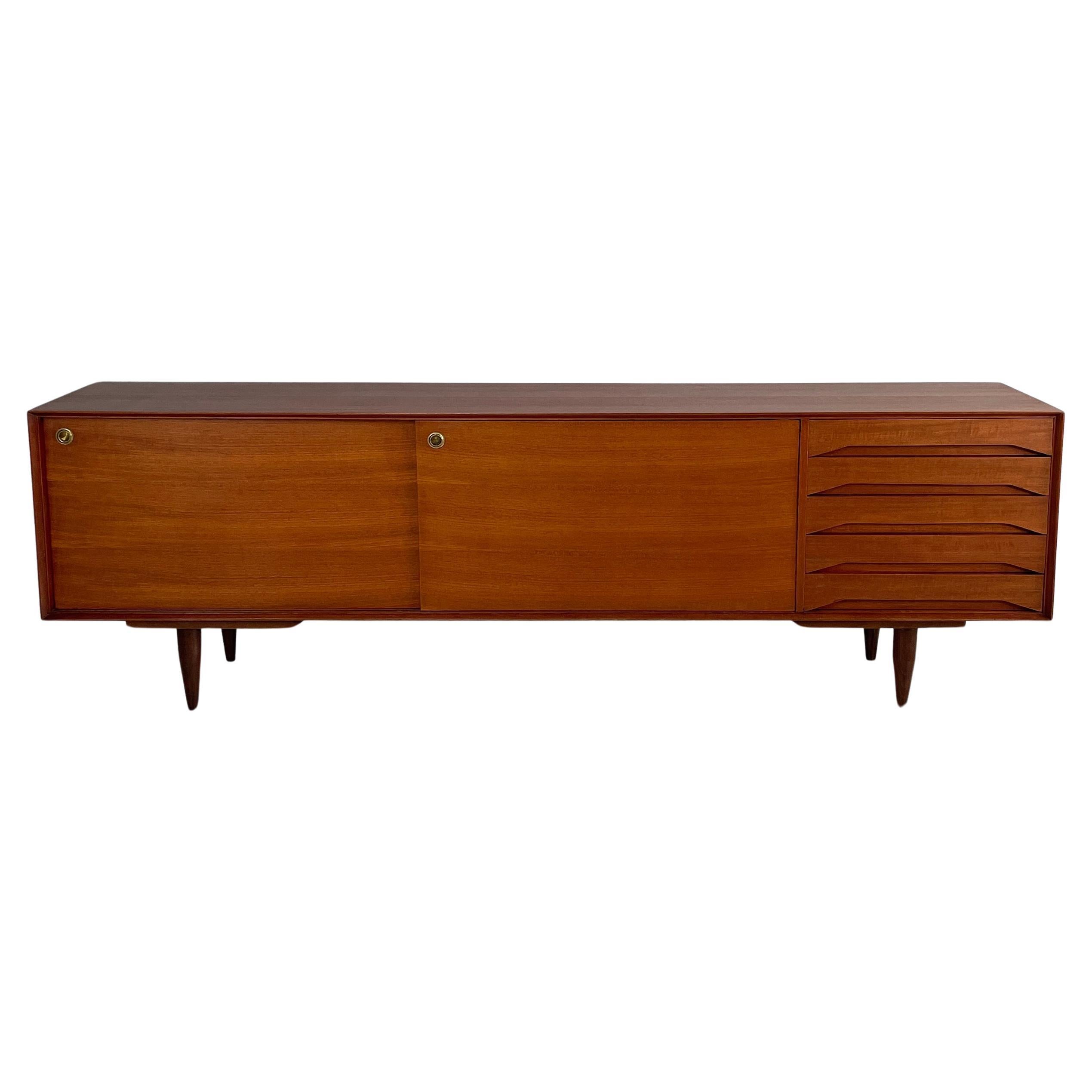 Aparador italiano de mediados de siglo moderno de madera con cajones y puertas correderas Años 60