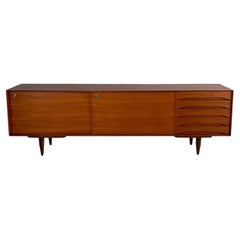 Aparador italiano de mediados de siglo moderno de madera con cajones y puertas correderas Años 60