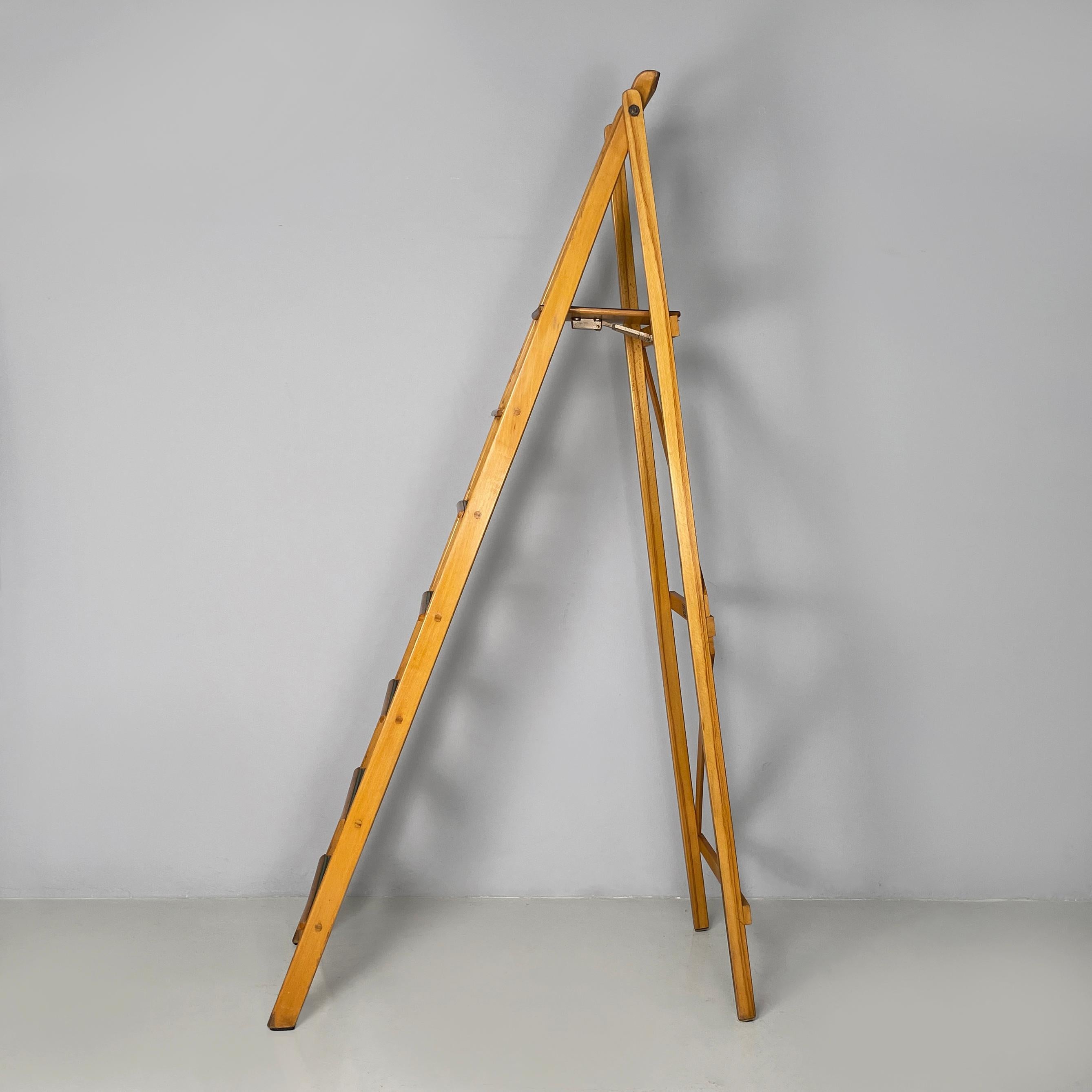 staircase italienne moderne du milieu du siècle dernier par Fabbrica Scale Alberti, années 1960
Escalier ouvrant entièrement en bois de hêtre. Les marches ont des bords arrondis et des intérieurs en bois peints en vert. La structure de l'échelle est