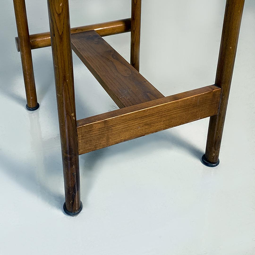 Sgabello italiano di metà secolo moderno con struttura in legno e seduta in ecopelle, anni '70
Sgabello con struttura in legno con gambe a sezione circolare e poggiapiedi, seduta rotonda rivestita in sky marrone scuro e schienale curvo.
1970s
Buone