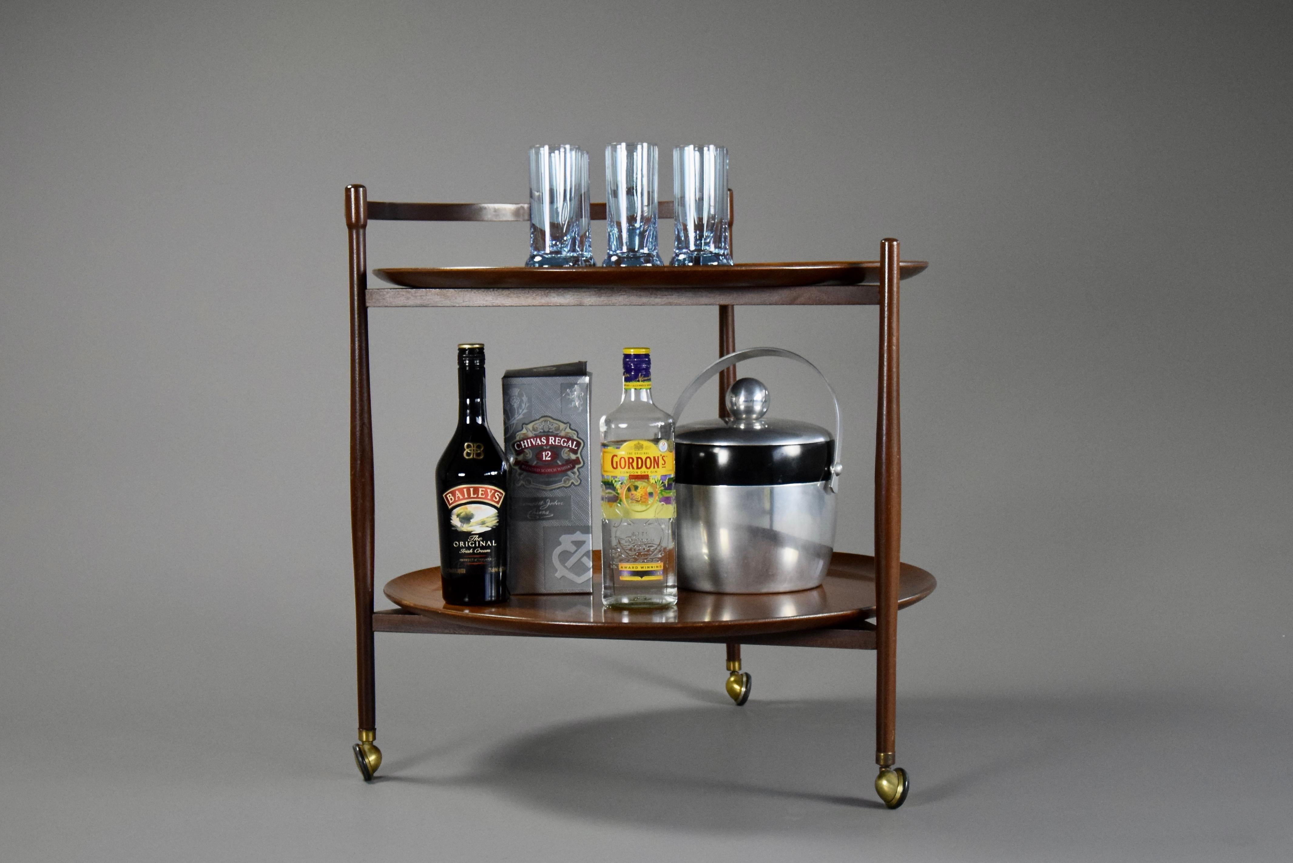 Stylish and elegant Italian Mid-Century Modern Jatoba wood two tier serve / bar trolley with two removable serving trays.
This beautiful trolley is in very good condition and can be used perfectly as it is.
It will be shipped overseas insured in a