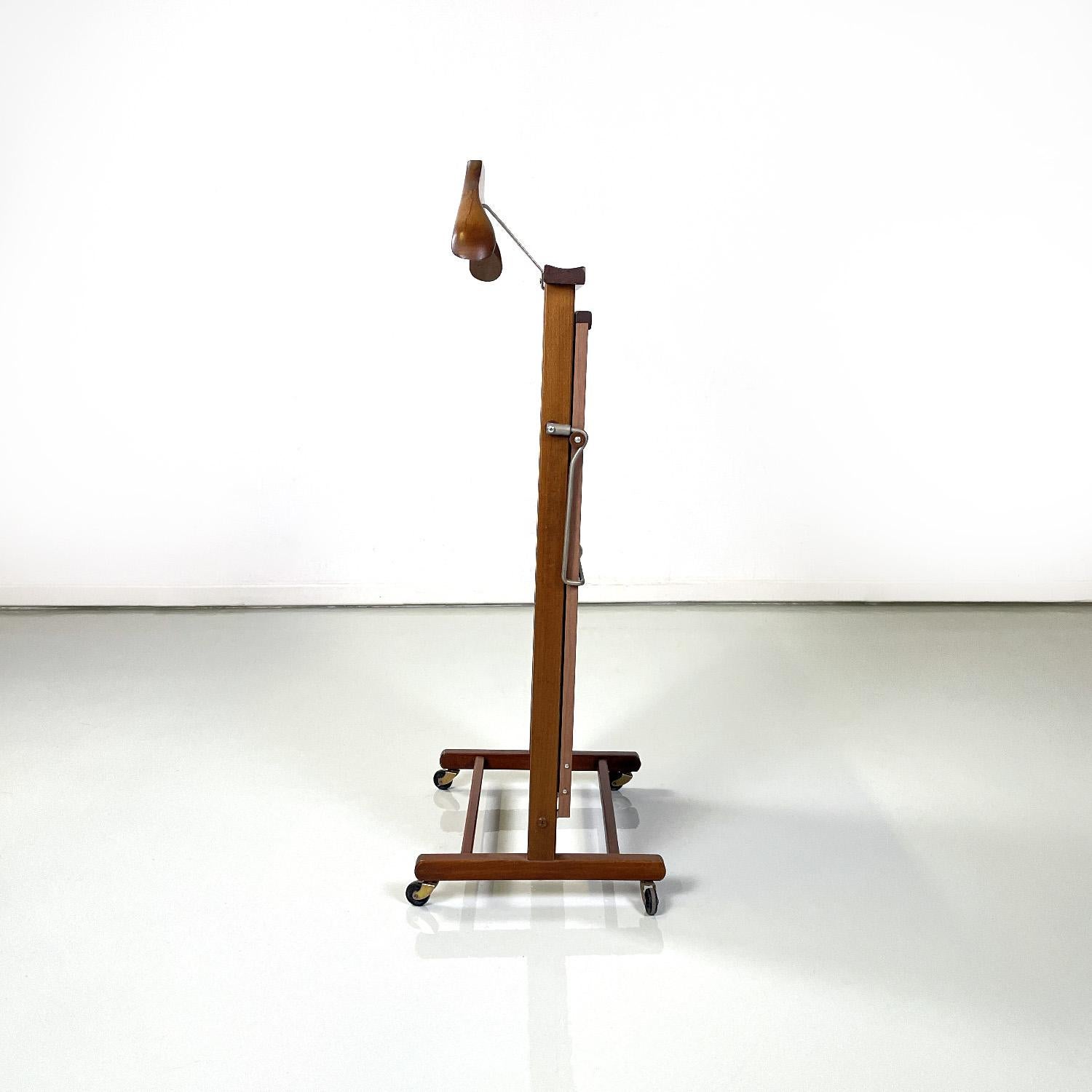 Italian mid-century modern wooden valet stand by Fratelli Reguitti, 1960s In Good Condition In MIlano, IT