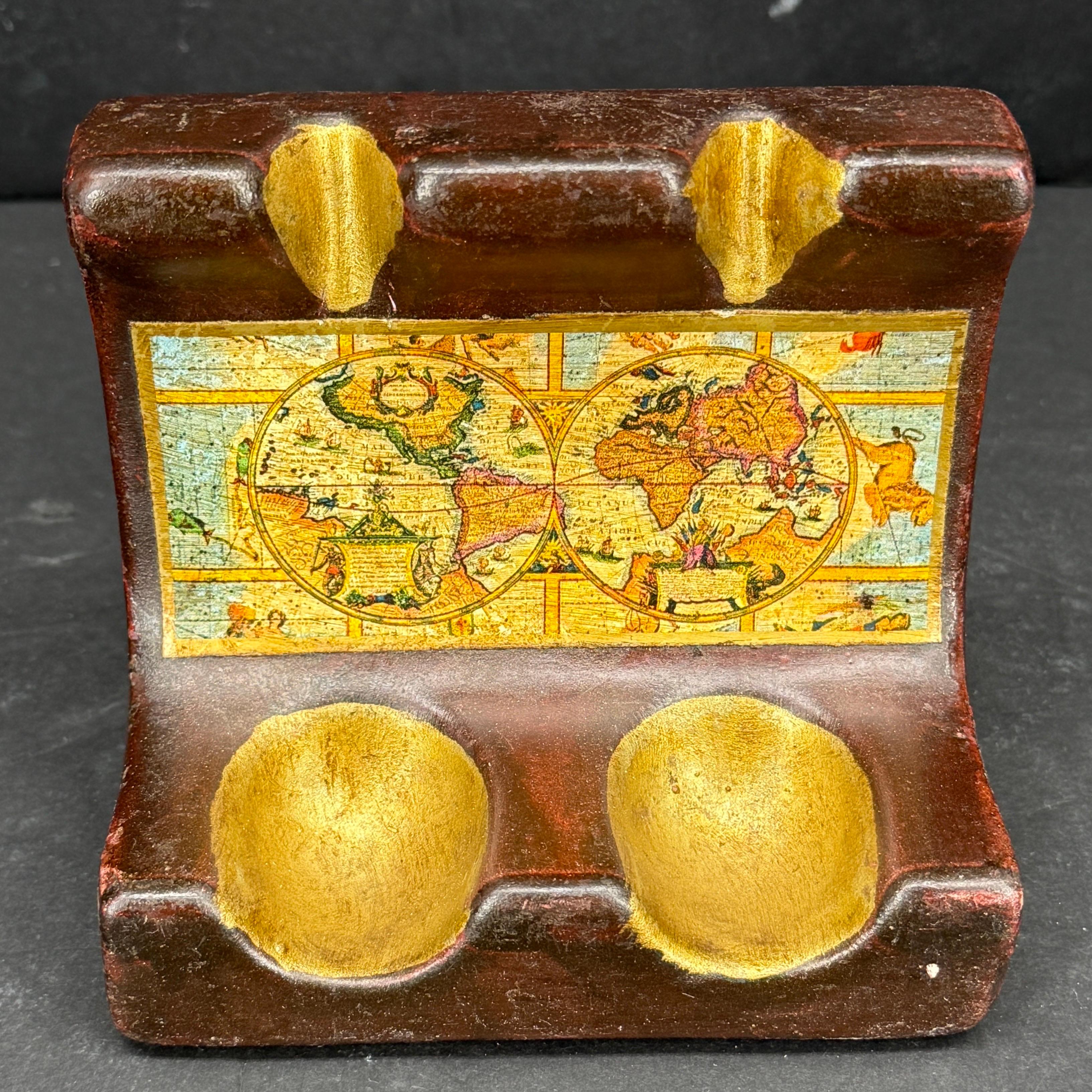Portapipe super affascinante con il disegno di un mappamondo e due rientranze per contenere le bocce della pipa. Eleganza e funzionalità sono i punti di forza di un tavolino o di un tavolino da salotto o di un ufficio. Marchio Made in Italy sul