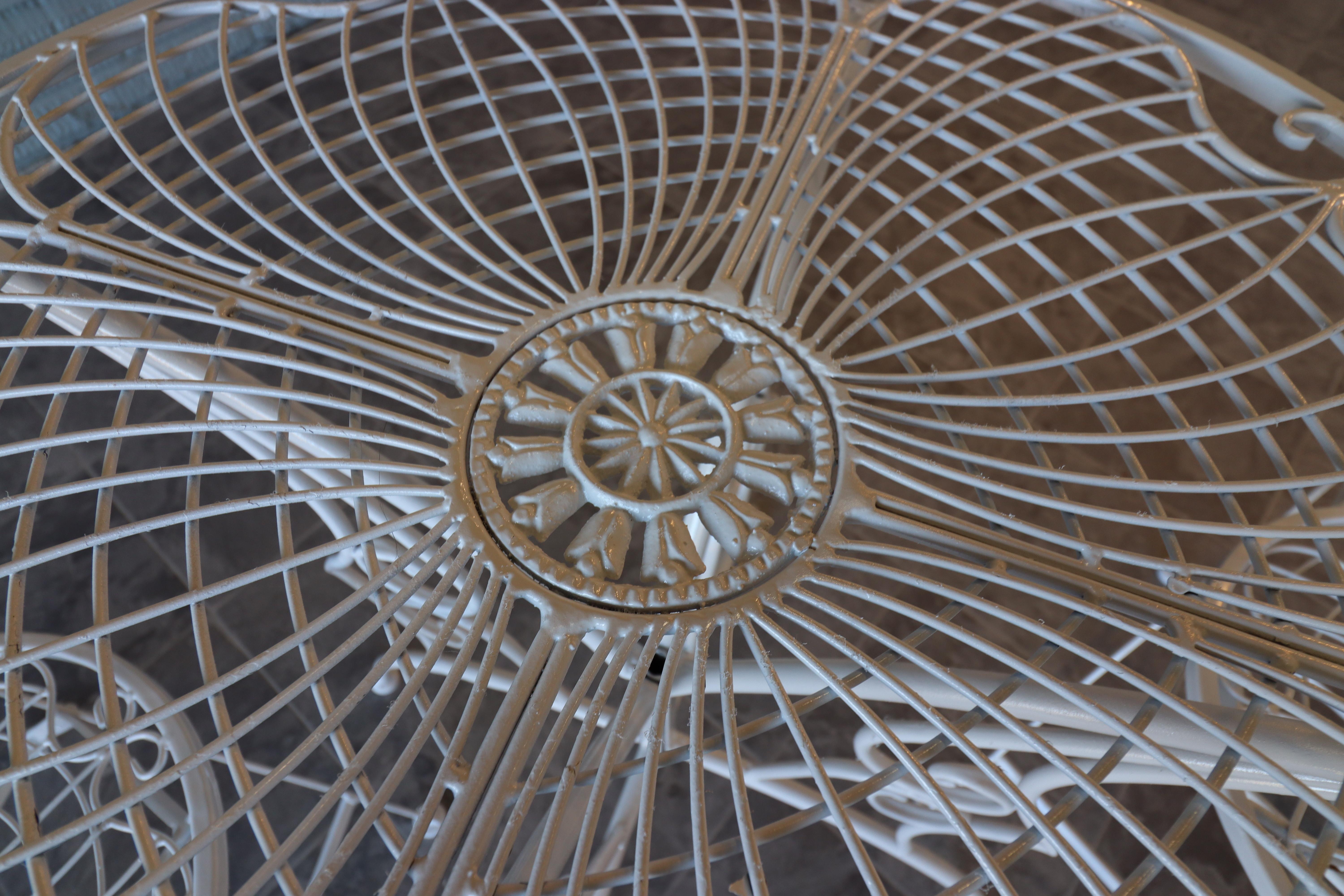 Italienisches Bistro-Set aus Schmiedeeisen, Mitte des Jahrhunderts, Sonnenschliff und Globusmotiv, 1970 im Angebot 4