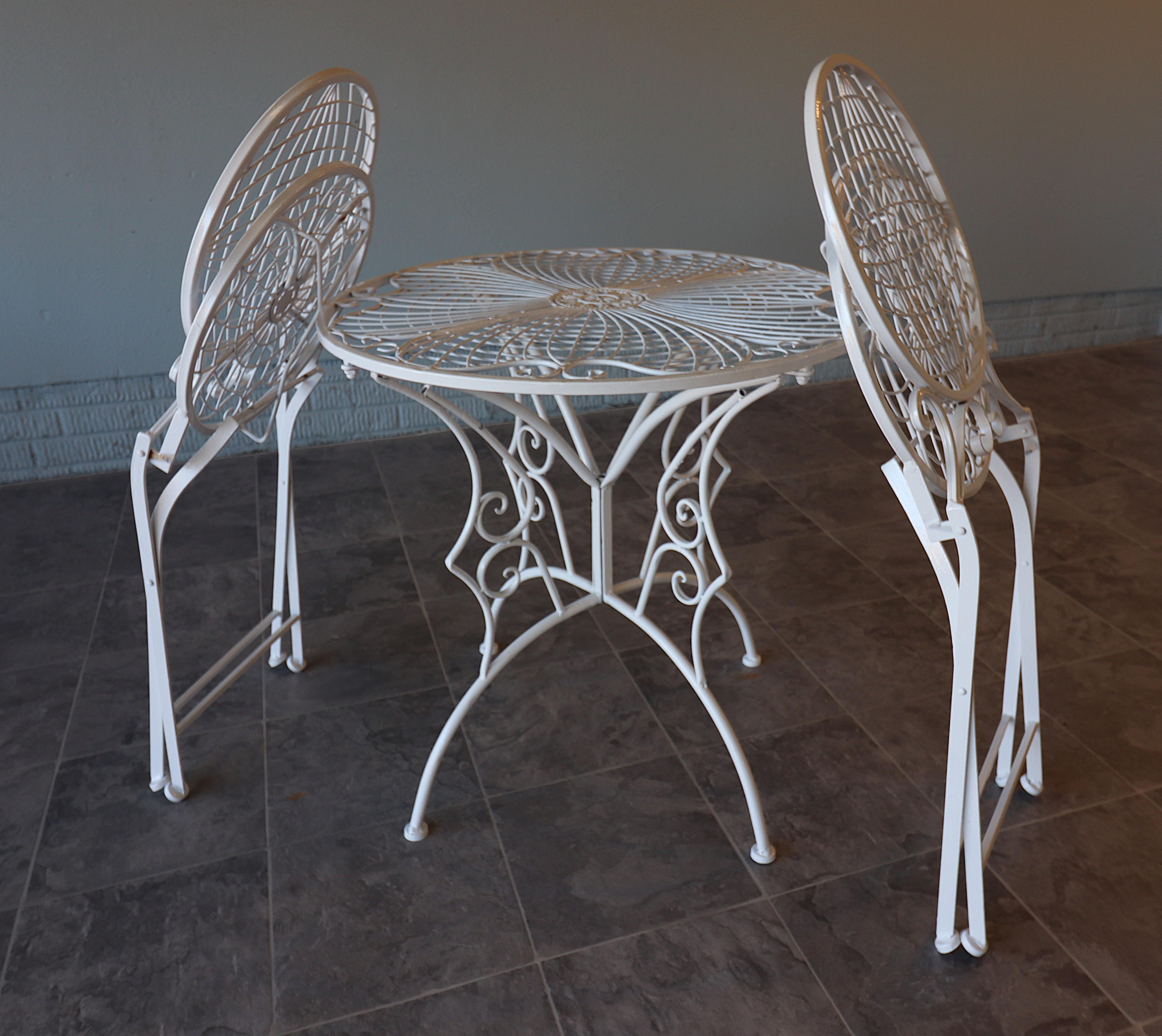 Italienisches Bistro-Set aus Schmiedeeisen, Mitte des Jahrhunderts, Sonnenschliff und Globusmotiv, 1970 (Neurokoko) im Angebot