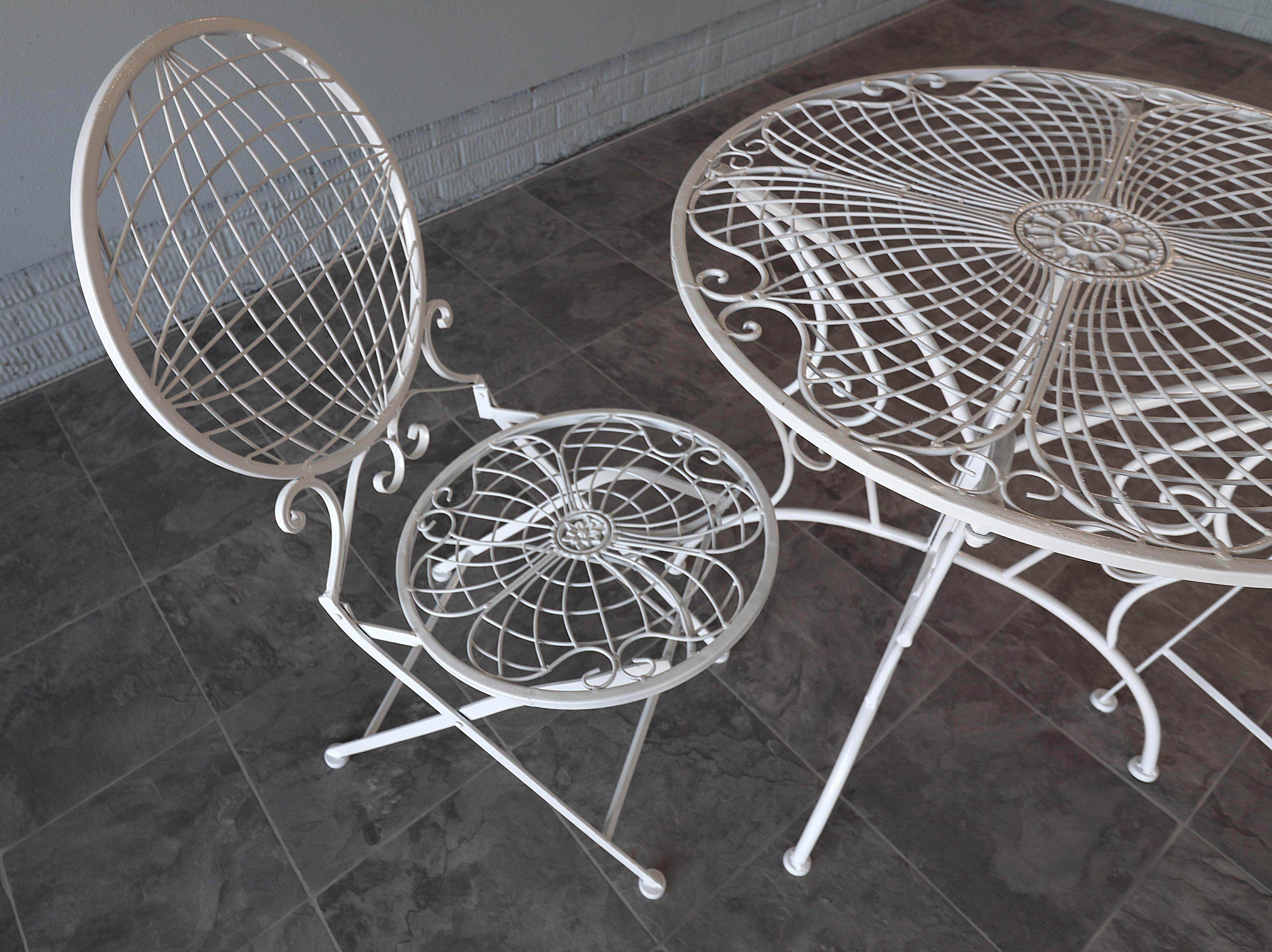 Italienisches Bistro-Set aus Schmiedeeisen, Mitte des Jahrhunderts, Sonnenschliff und Globusmotiv, 1970 im Angebot 1