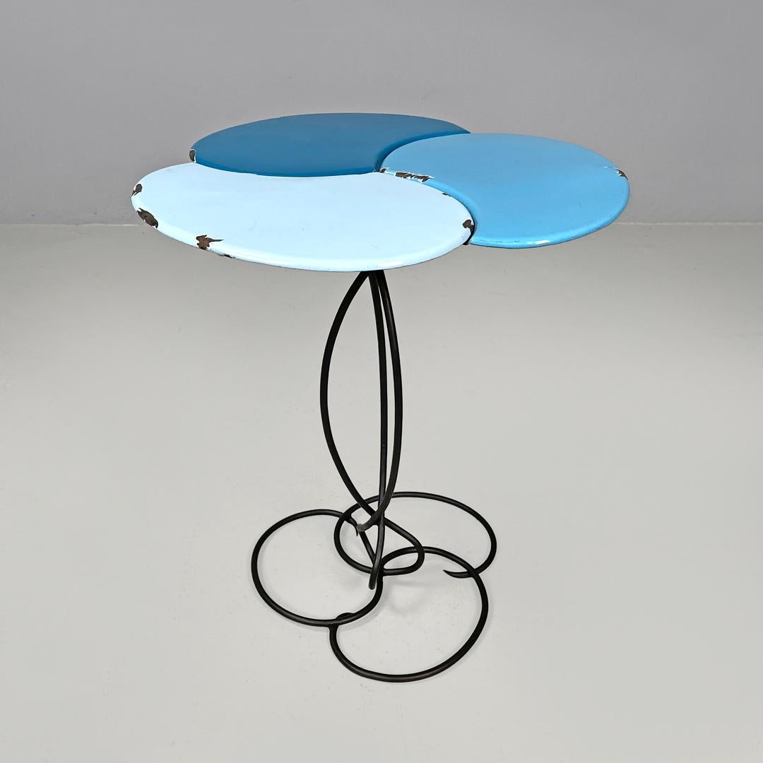 Table basse italienne en fer forgé du milieu du siècle dernier, émaillée en bleu clair, années 1950 État moyen - En vente à MIlano, IT