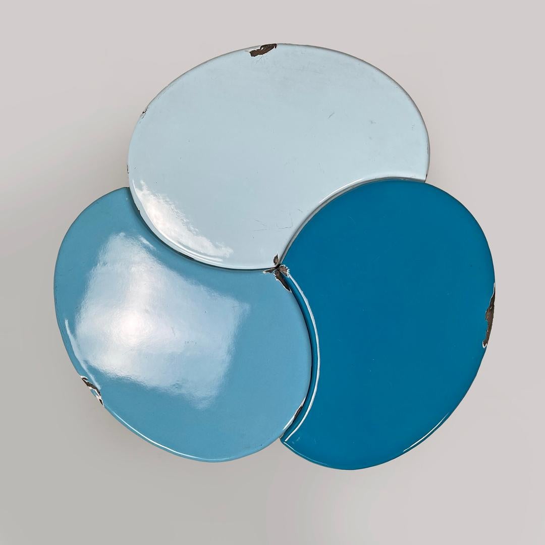 Émail Table basse italienne en fer forgé du milieu du siècle dernier, émaillée en bleu clair, années 1950 en vente