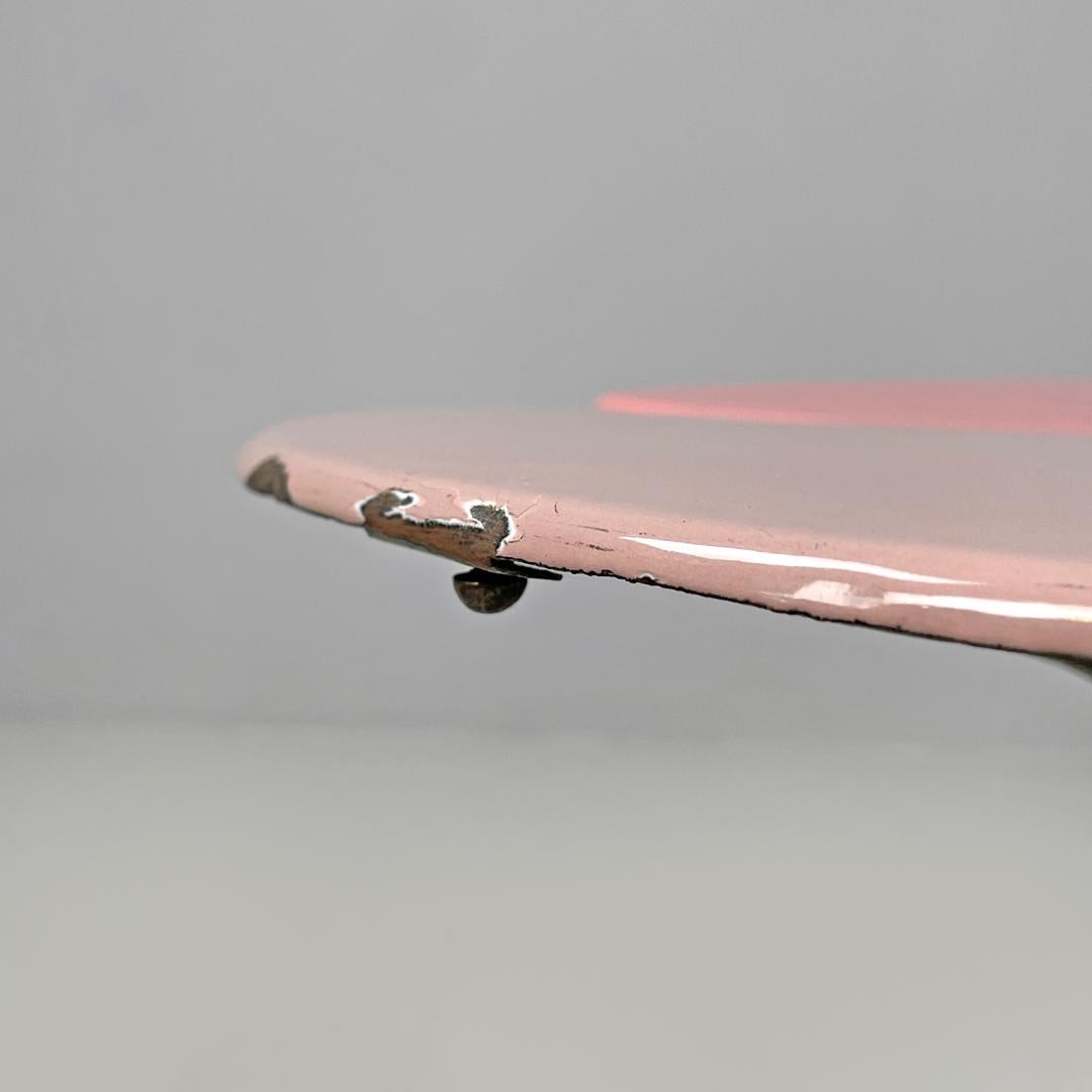 Tavolino italiano di metà secolo in ferro battuto con smalto rosa giallo, anni '50 in vendita 4