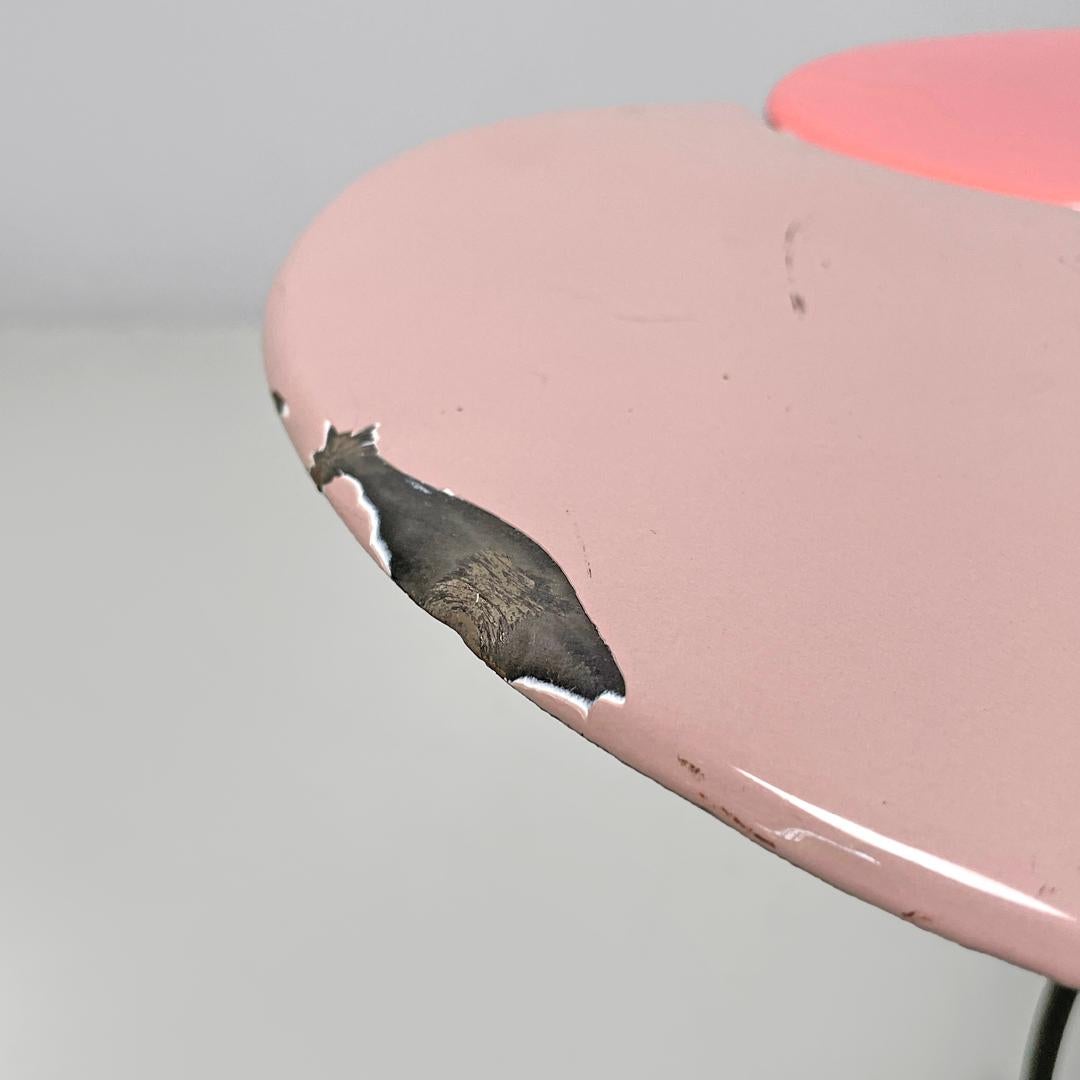 Tavolino italiano di metà secolo in ferro battuto con smalto rosa giallo, anni '50 in vendita 5
