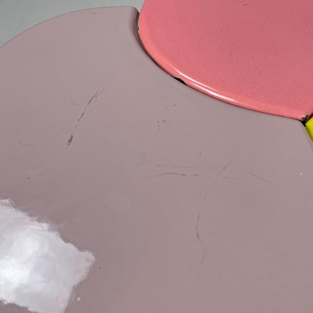 Tavolino italiano di metà secolo in ferro battuto con smalto rosa giallo, anni '50 in vendita 6