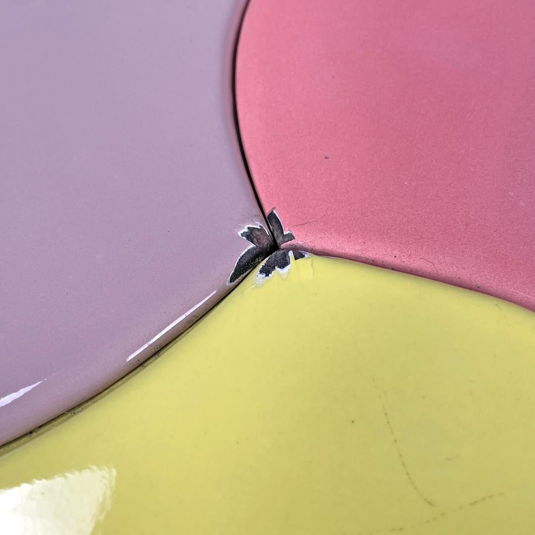 Tavolino italiano di metà secolo in ferro battuto con smalto rosa giallo, anni '50 in vendita 7