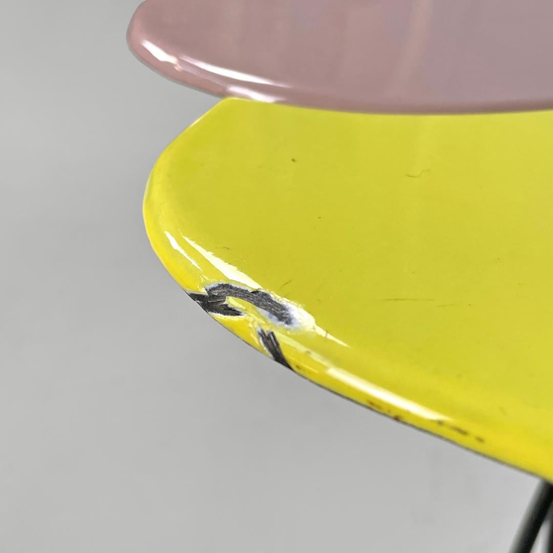 Tavolino italiano di metà secolo in ferro battuto con smalto rosa giallo, anni '50 in vendita 8