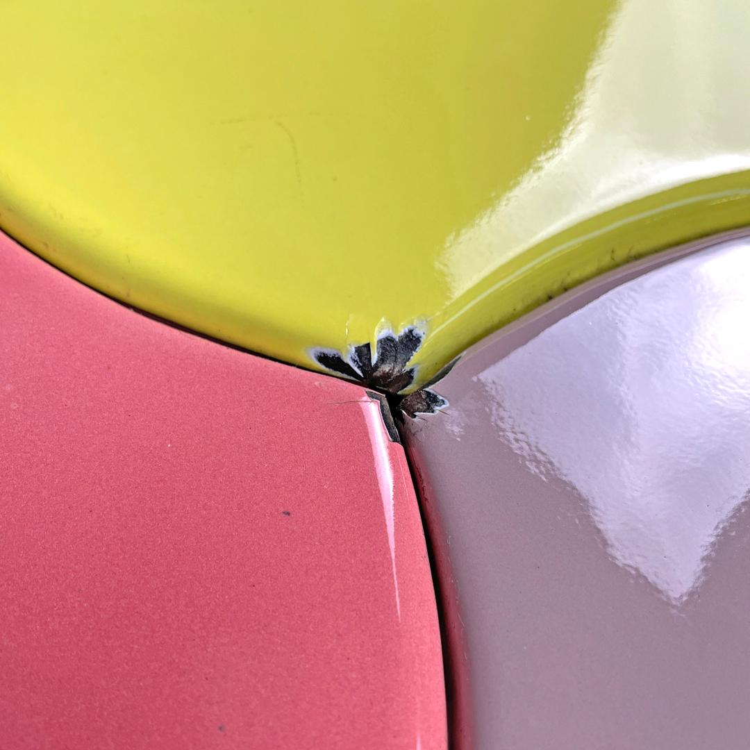 Tavolino italiano di metà secolo in ferro battuto con smalto rosa giallo, anni '50 in vendita 9