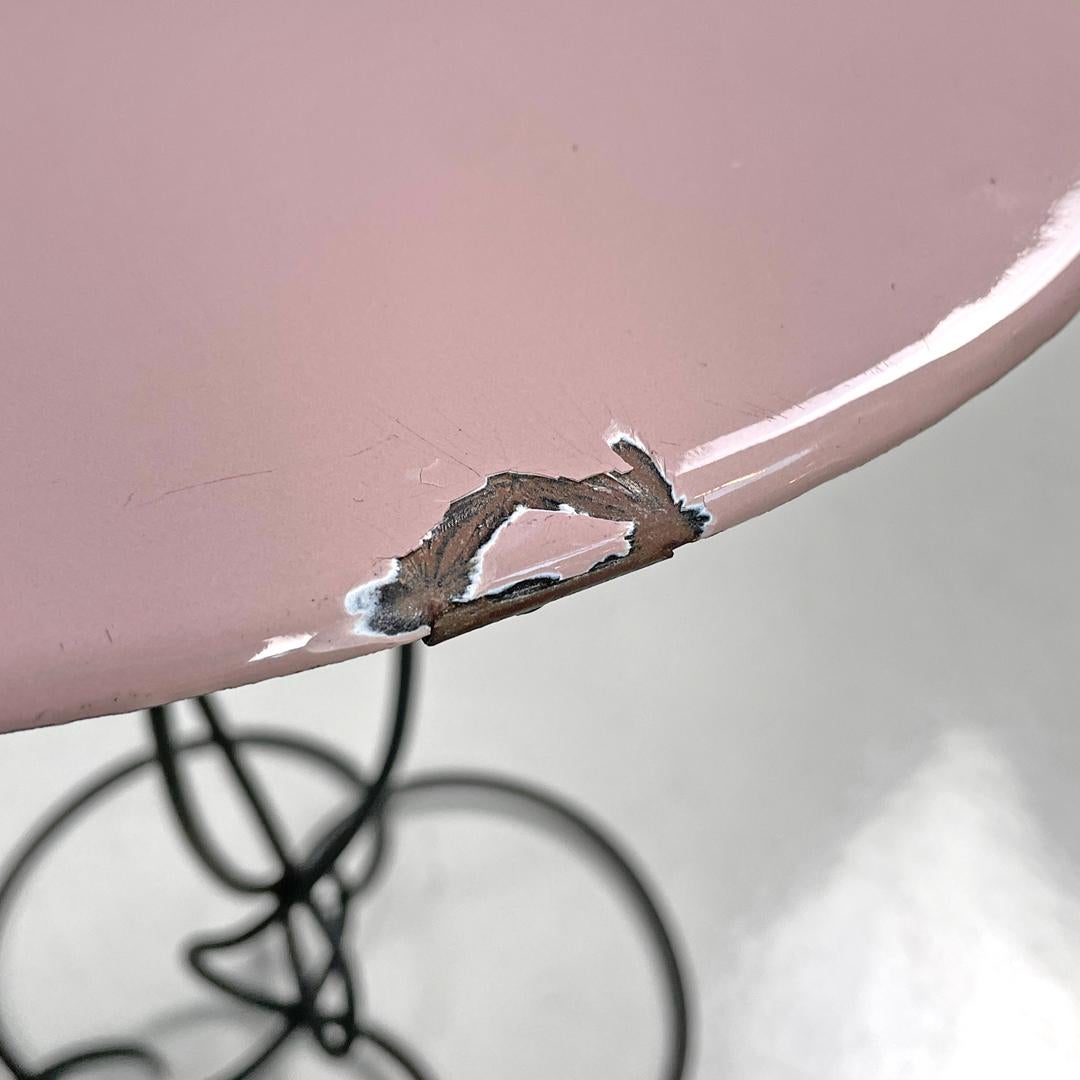 Tavolino italiano di metà secolo in ferro battuto con smalto rosa giallo, anni '50 in vendita 10