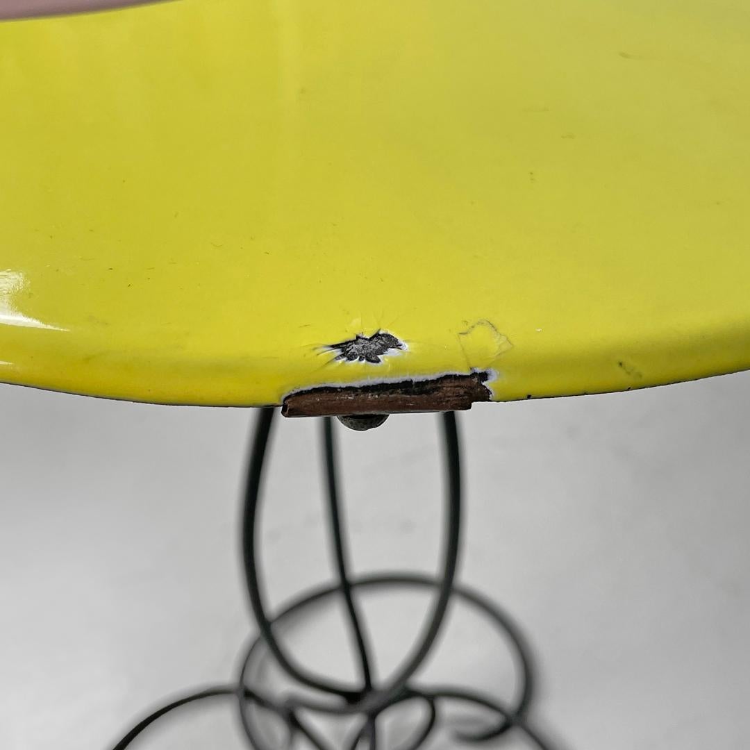 Tavolino italiano di metà secolo in ferro battuto con smalto rosa giallo, anni '50 in vendita 11