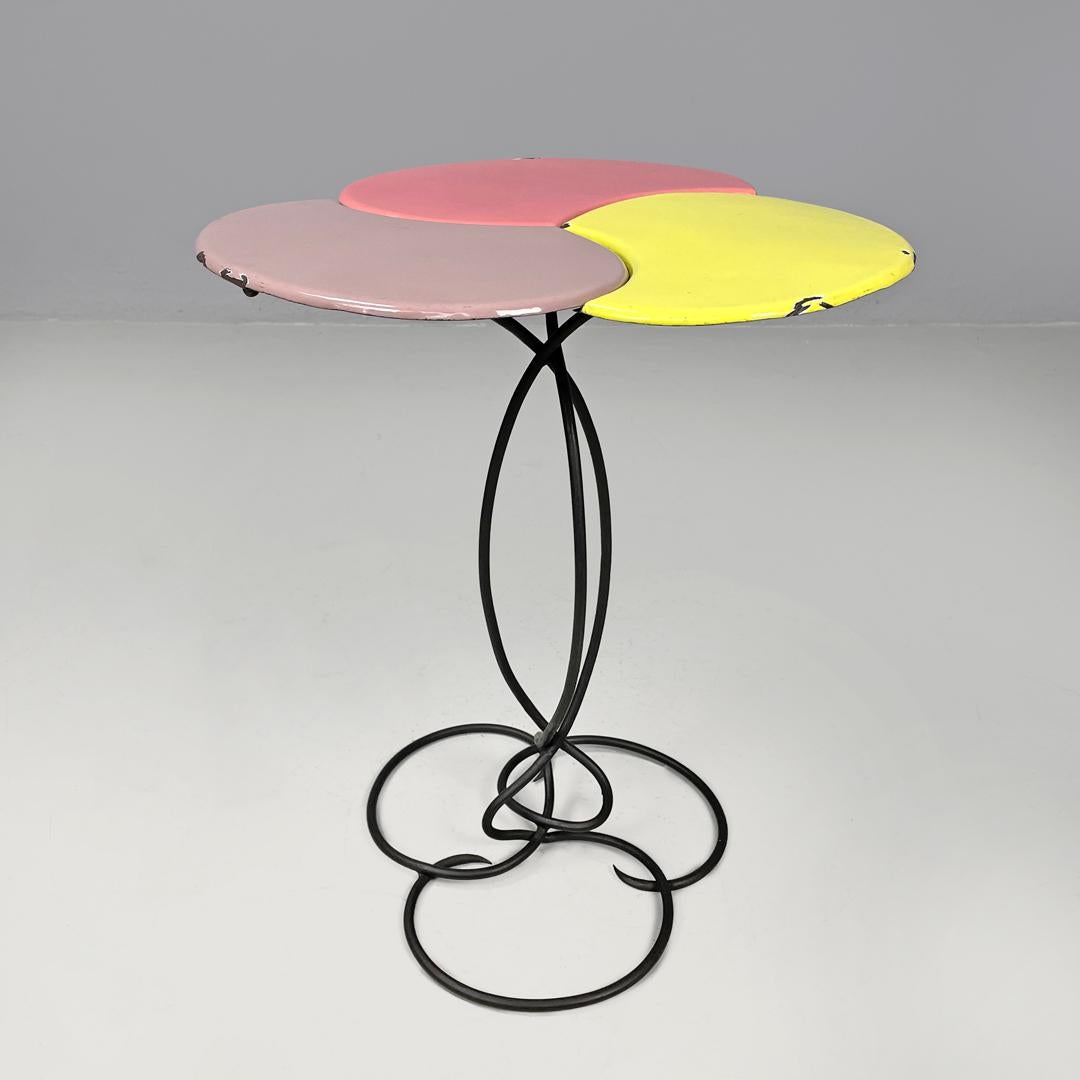 Mid-Century moderno Tavolino italiano di metà secolo in ferro battuto con smalto rosa giallo, anni '50 in vendita