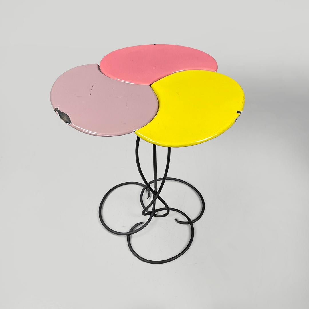 Italiano Tavolino italiano di metà secolo in ferro battuto con smalto rosa giallo, anni '50 in vendita