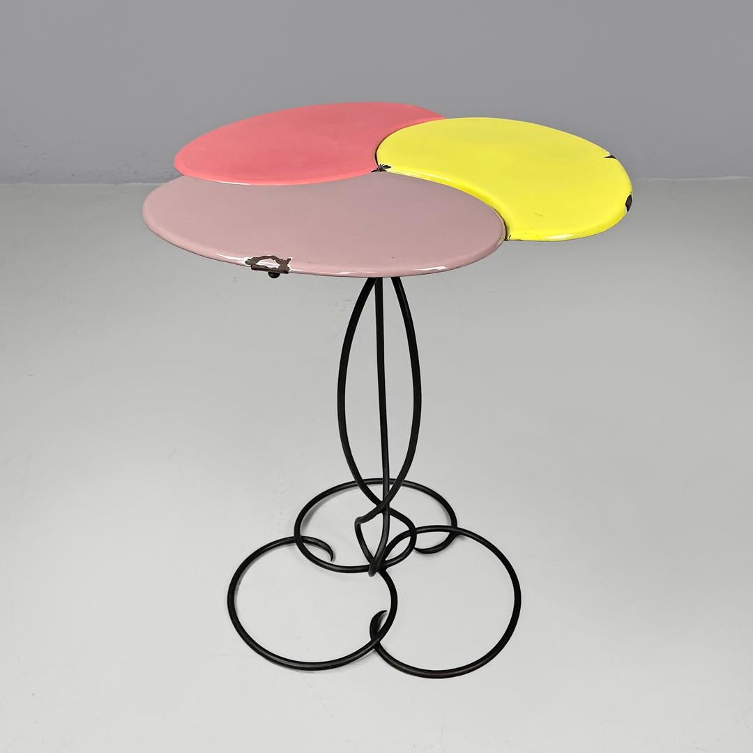 Tavolino italiano di metà secolo in ferro battuto con smalto rosa giallo, anni '50 In condizioni discrete in vendita a MIlano, IT