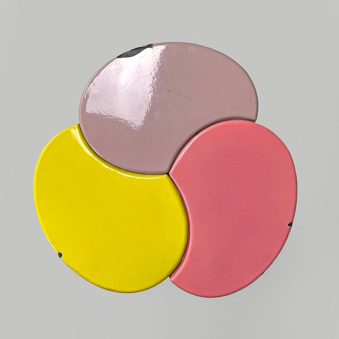 Smalto Tavolino italiano di metà secolo in ferro battuto con smalto rosa giallo, anni '50 in vendita