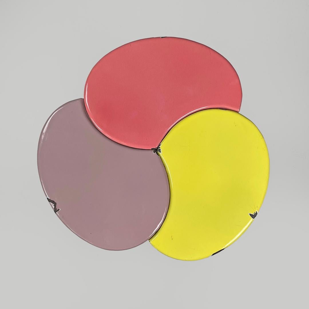 Tavolino italiano di metà secolo in ferro battuto con smalto rosa giallo, anni '50 in vendita 2