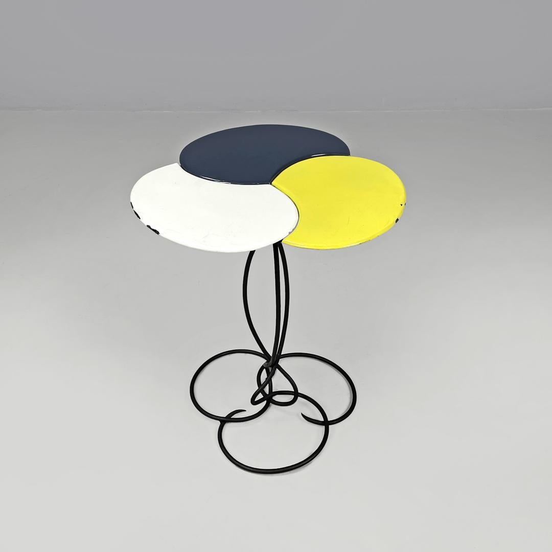 Table basse italienne en fer forgé et émail gris jaune, milieu du siècle dernier, années 1950
Table basse avec base ronde. La structure est en tige de fer forgé peinte en noir, avec un sommet arrondi composé de trois 