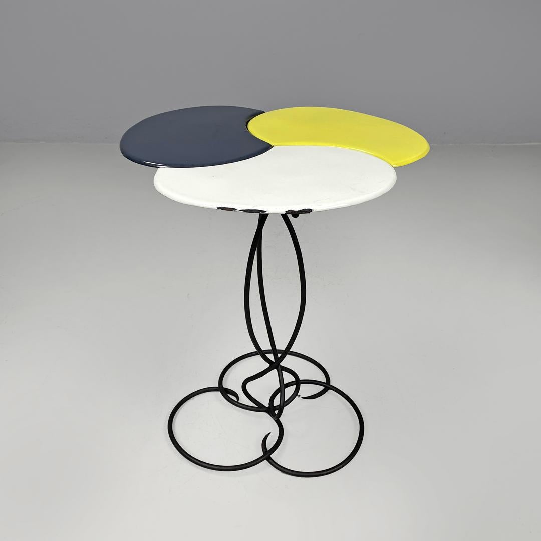 Table basse italienne en fer forgé et émail gris jaune, milieu du siècle dernier, années 1950 État moyen - En vente à MIlano, IT