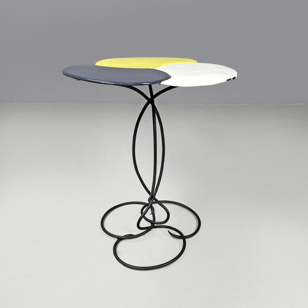 Milieu du XXe siècle Table basse italienne en fer forgé et émail gris jaune, milieu du siècle dernier, années 1950 en vente