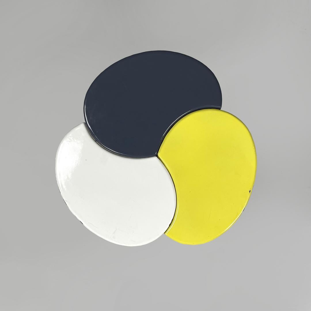 Table basse italienne en fer forgé et émail gris jaune, milieu du siècle dernier, années 1950 en vente 1