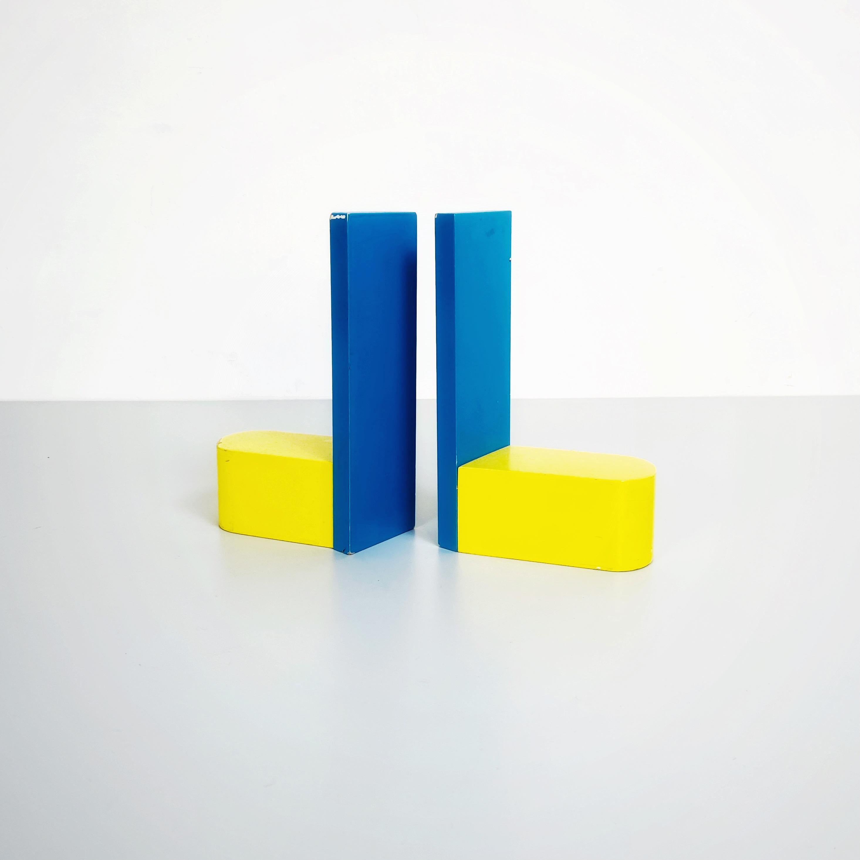 Italian Mid-Century Modern yellow and blue wooden bookends, 1960s
Colored bookends with a rounded L-shape in wood, painted in blue and yellow. 

Good condition, paint skipped in some places.

Measures in cm 10 x 14 x 23 H.