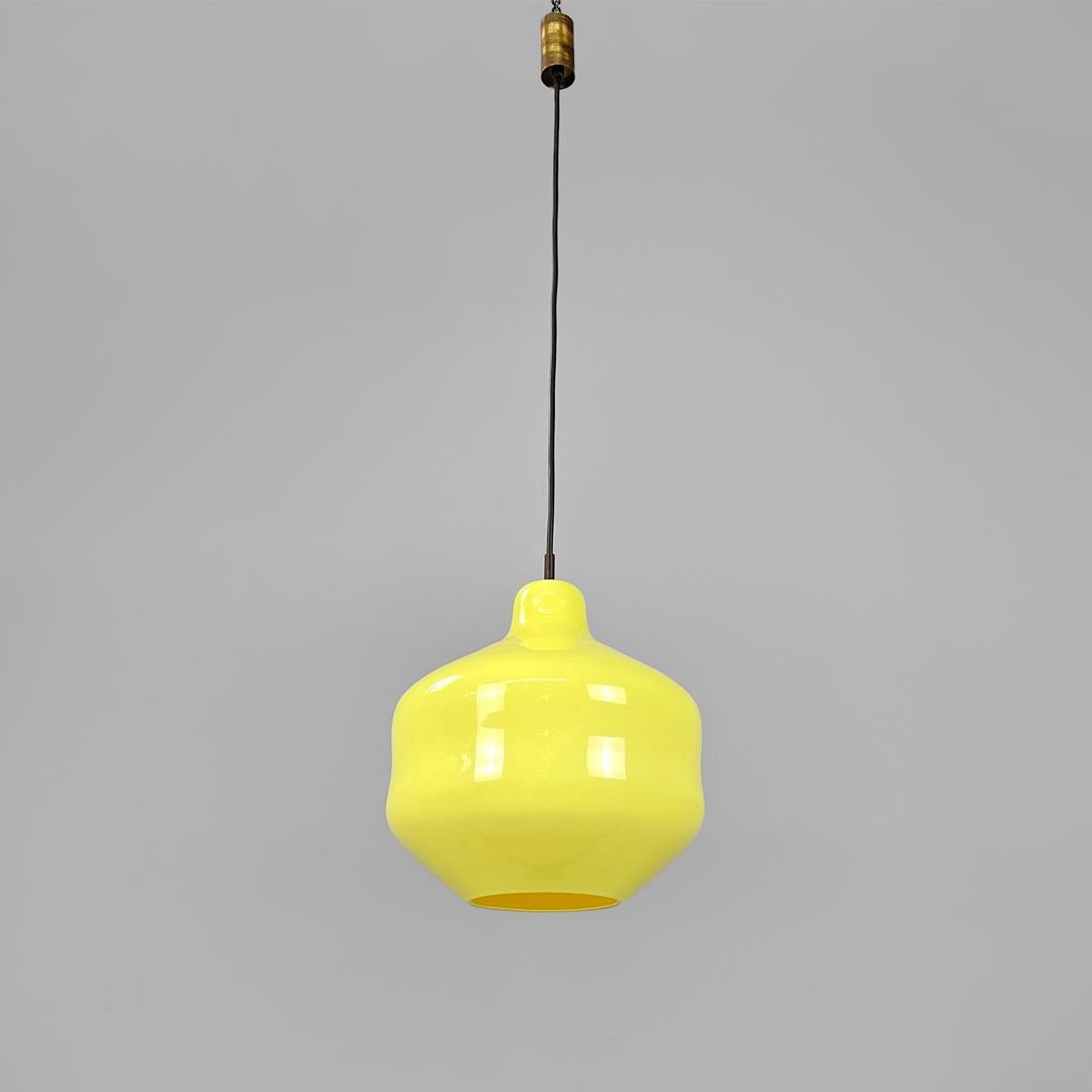 Italian mid-century modern yellow Murano glass chandelier Vignelli Venini, 1950s
Round chandelier in yellow Murano glass. The lampshade profiles follow rounded curved lines. With cylindrical brass rosette.
Produced by Venini in 1950s. and designed