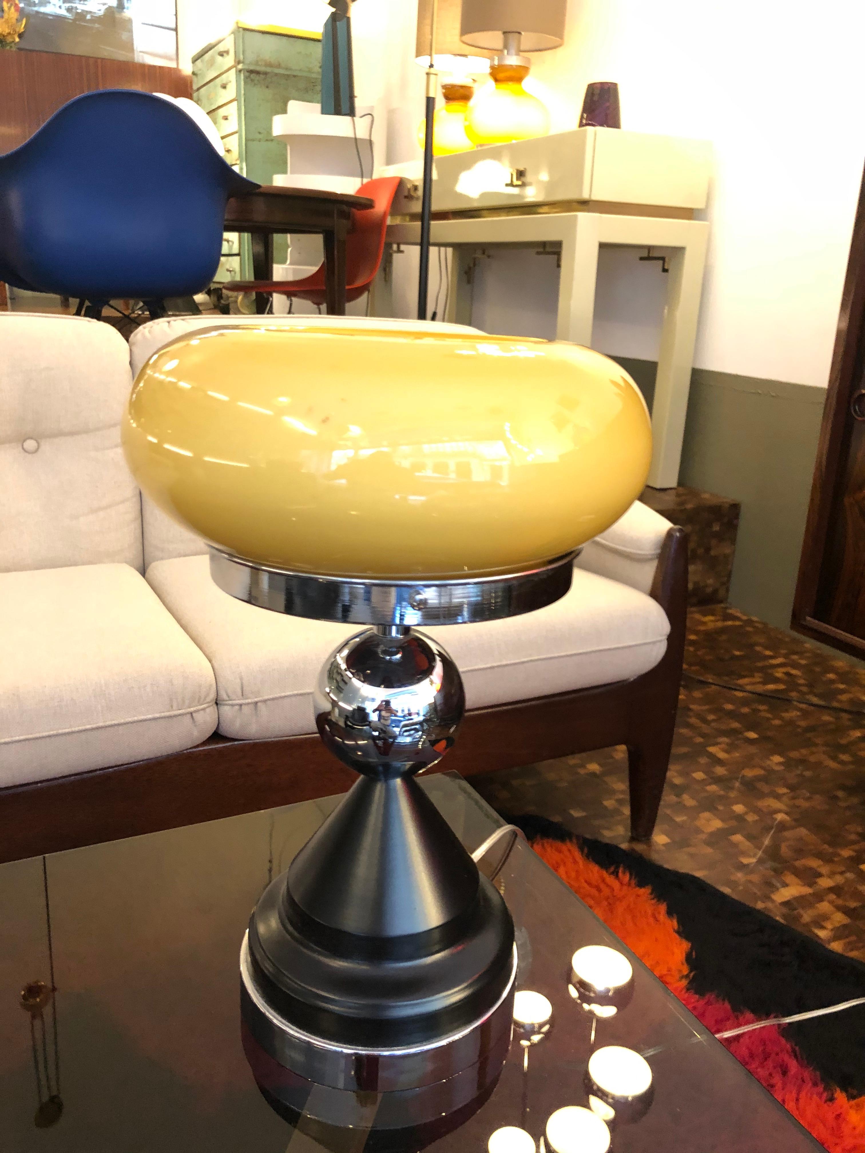 Blackened Italian Mid-Century Modern Yellow Opaline Table Lamp